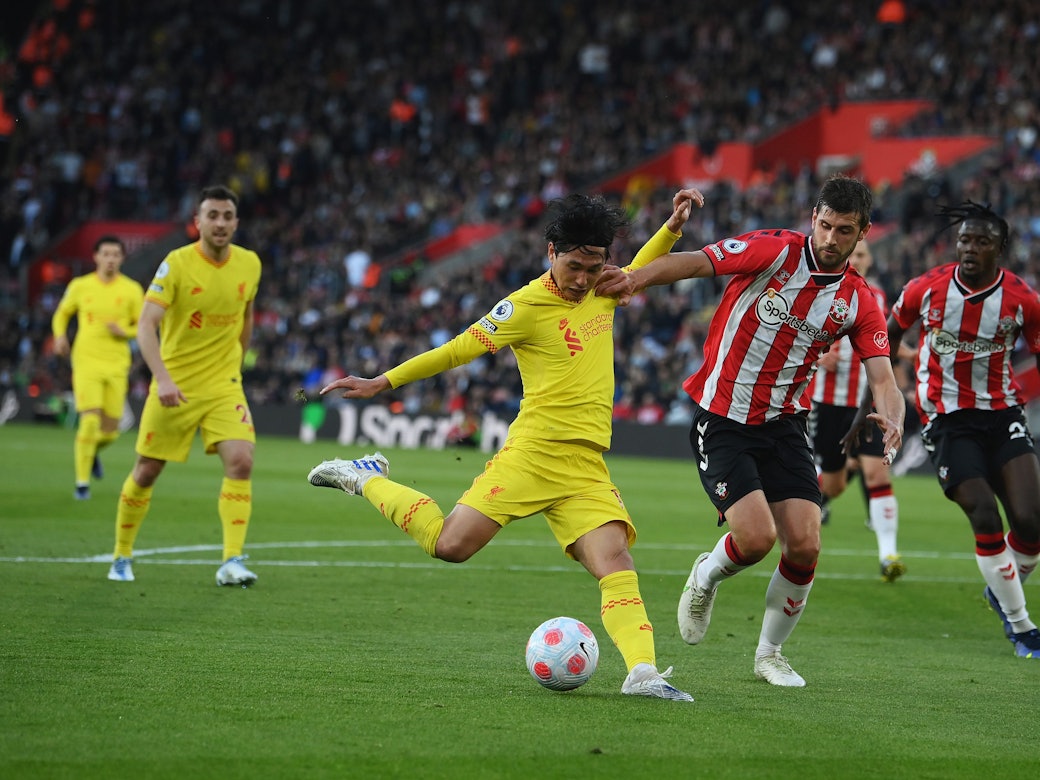 Takumi Minamino erzielt den 1:1-Ausgleichstreffer. Der FC Liverpool konnte gegen den FC Southampton mit 2:1 gewinnen und macht die Meisterschaft wieder spannend.