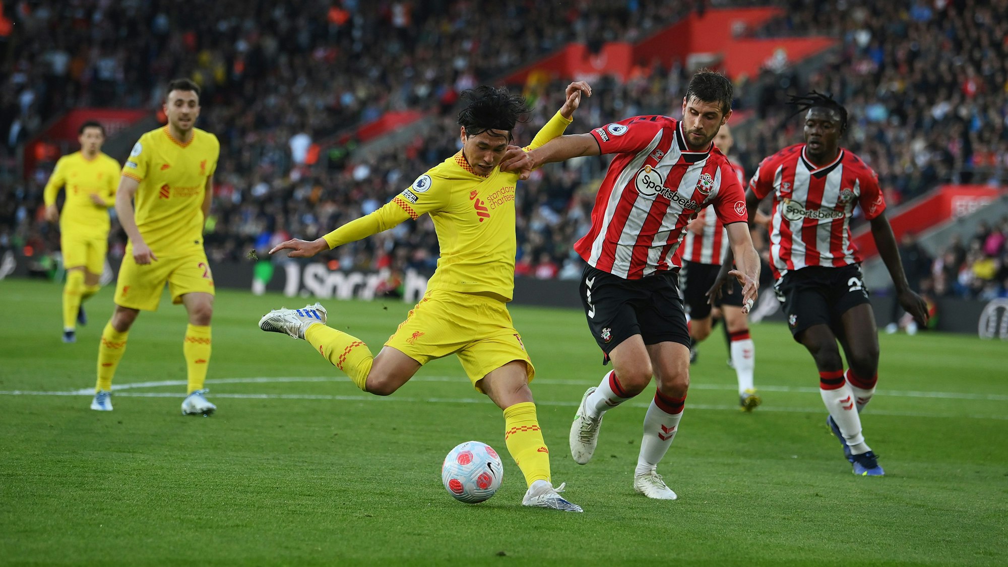 Takumi Minamino erzielt den 1:1-Ausgleichstreffer. Der FC Liverpool konnte gegen den FC Southampton mit 2:1 gewinnen und macht die Meisterschaft wieder spannend.