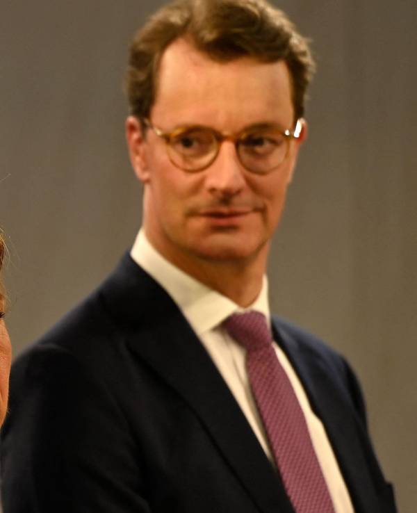 Die grüne Spitzenkandidatin Mona Naubaur und der CDU-Spitzenkandidat Hendrik Wüst (hier am 15. Mai): Eine schwarz-grüne Koalition in NRW wäre nach der Landtagswahl möglich. Allerdings müssten sich beide Parteien einig werden – und das könnte bei einigen Themen für Zoff sorgen.
