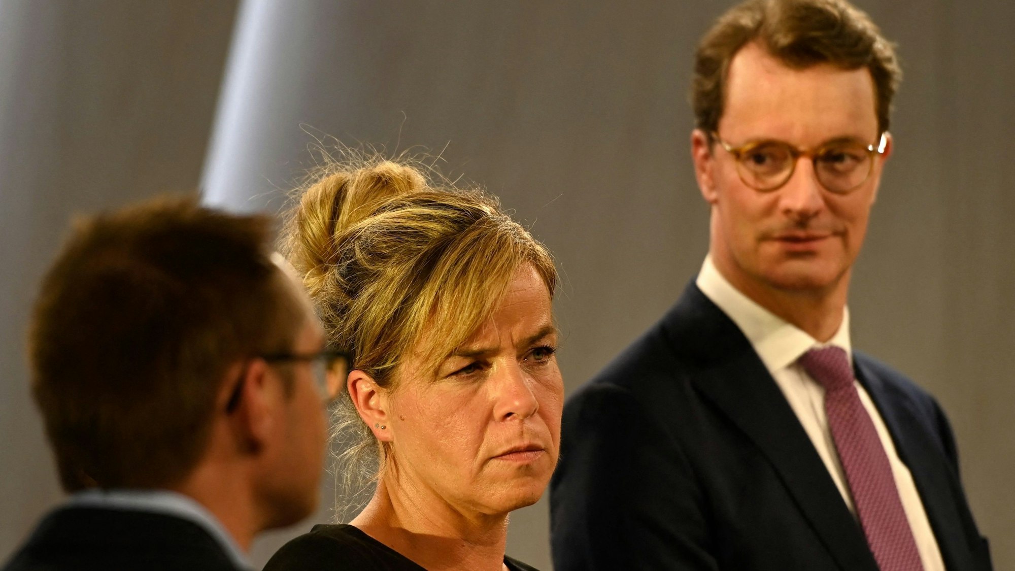 Die grüne Spitzenkandidatin Mona Naubaur und der CDU-Spitzenkandidat Hendrik Wüst (hier am 15. Mai): Eine schwarz-grüne Koalition in NRW wäre nach der Landtagswahl möglich. Allerdings müssten sich beide Parteien einig werden – und das könnte bei einigen Themen für Zoff sorgen.