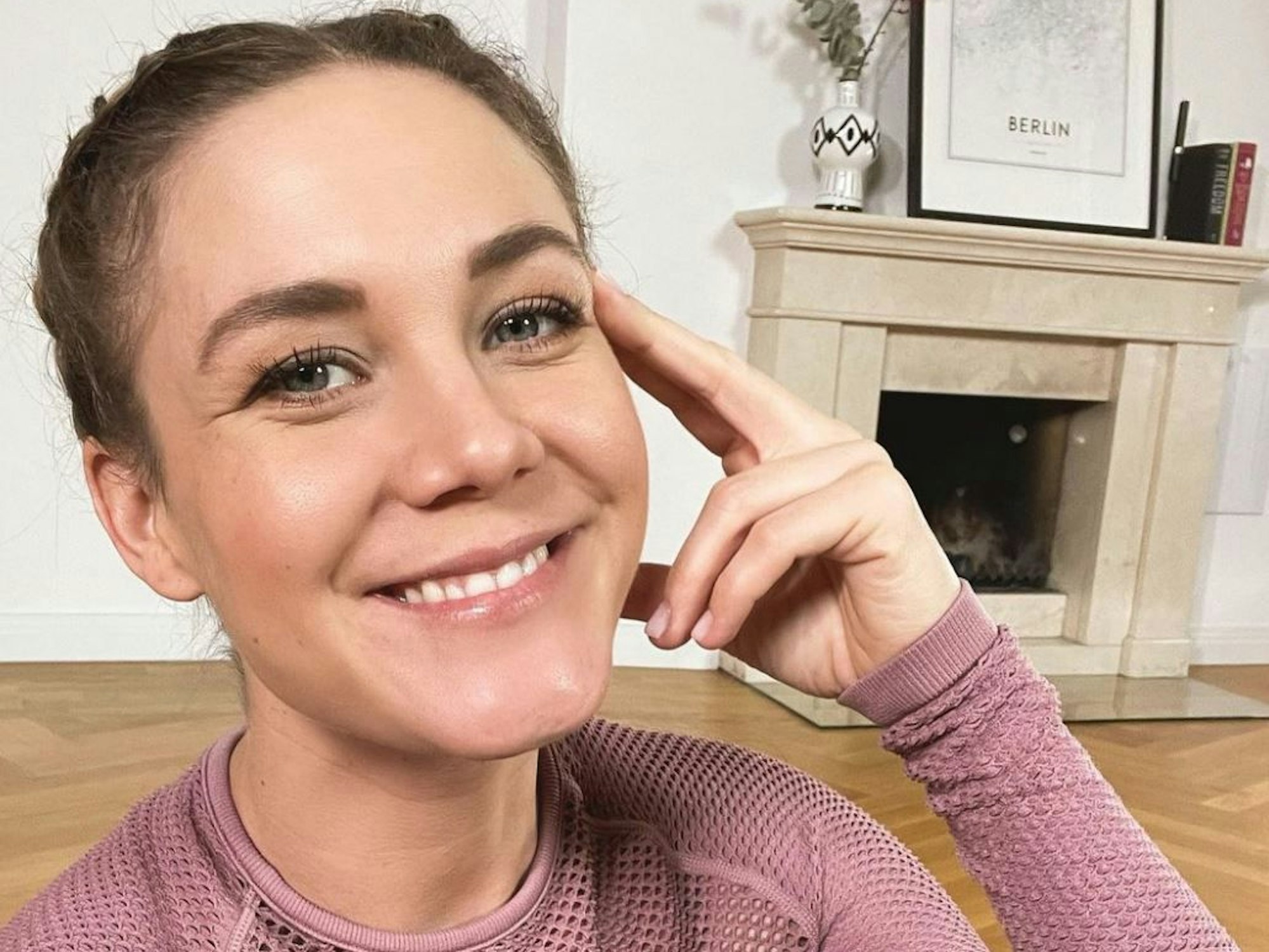 Alina Merkau lächelt in die Kamera.