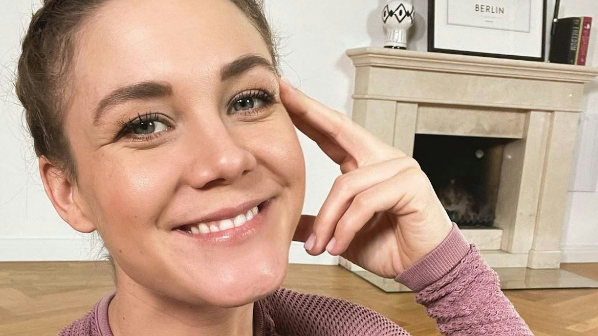 Alina Merkau lächelt für ein Selfie in die Kamera.