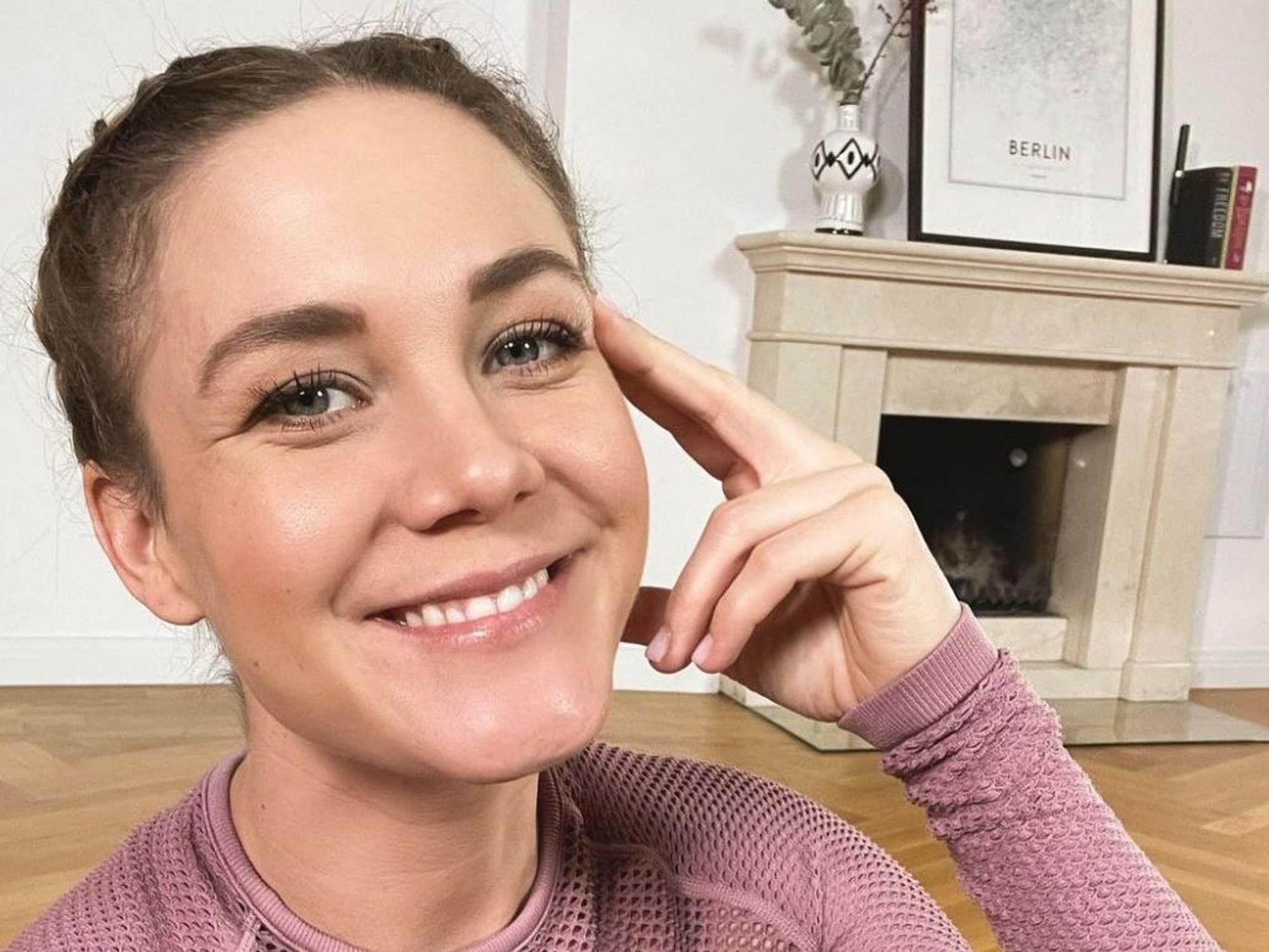 Alina Merkau lacht auf einem Instagram-Selfie.