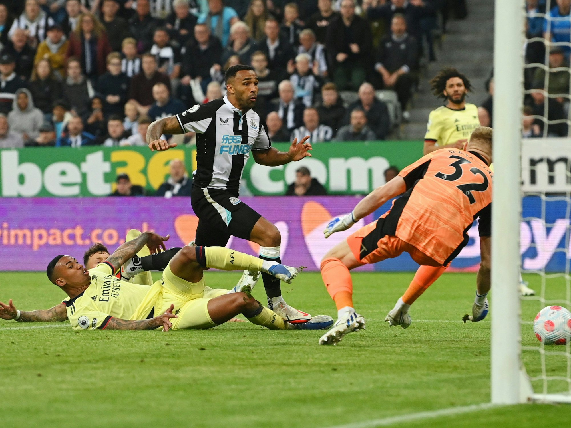 Bei einem Zweikampf kommt Callum Wilson nicht an den Ball - Arsenals Verteidiger White versenkt daraufhin den Ball ins eigene Tor.