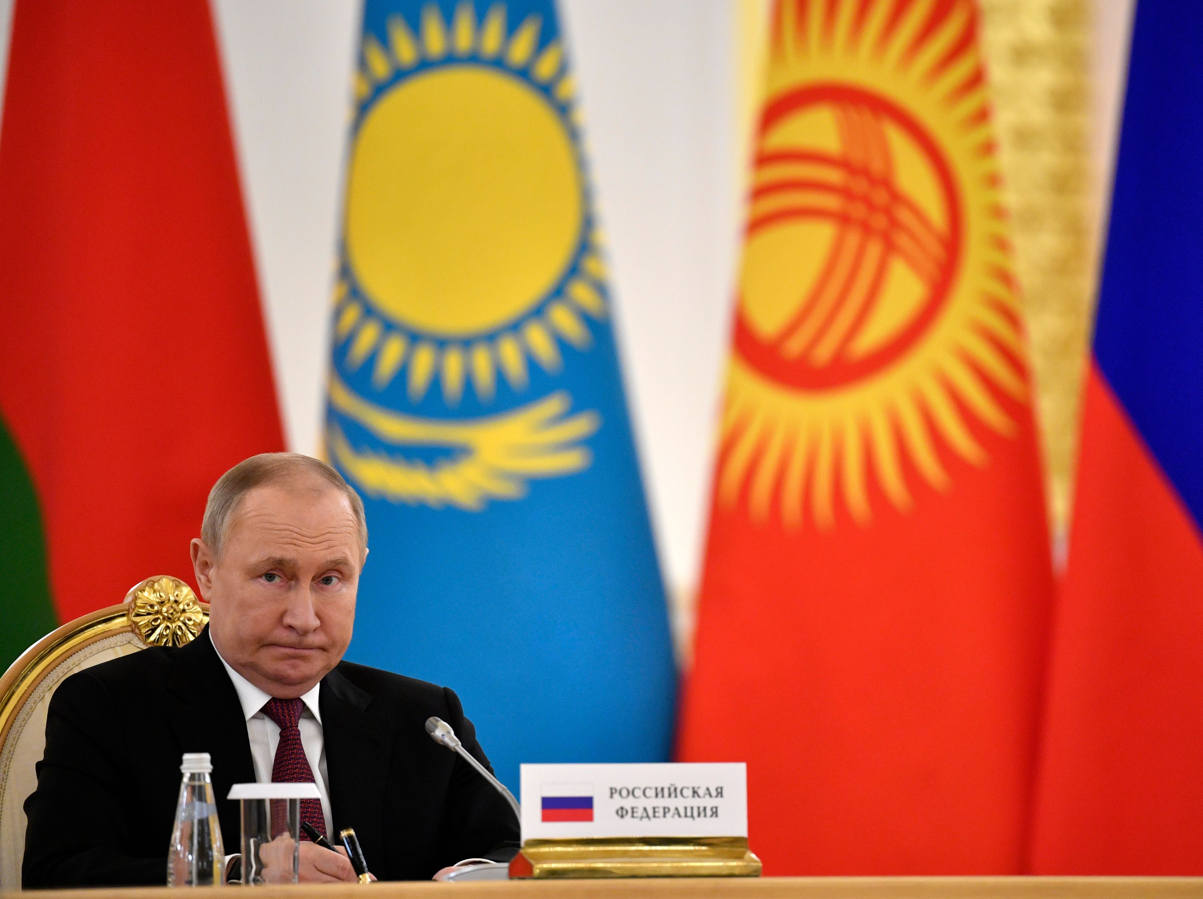 Der russischen Präsidenten Putin sitzt am 16. Mai 2022 bei einem Treffen der Regierungs- und Staatschefs am Tisch.