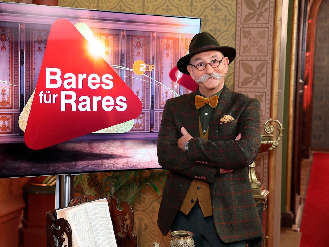 Moderator Horst Lichter steht neben dem Logo der Sendung «Bares für Rares» (undatierte Aufnahme).