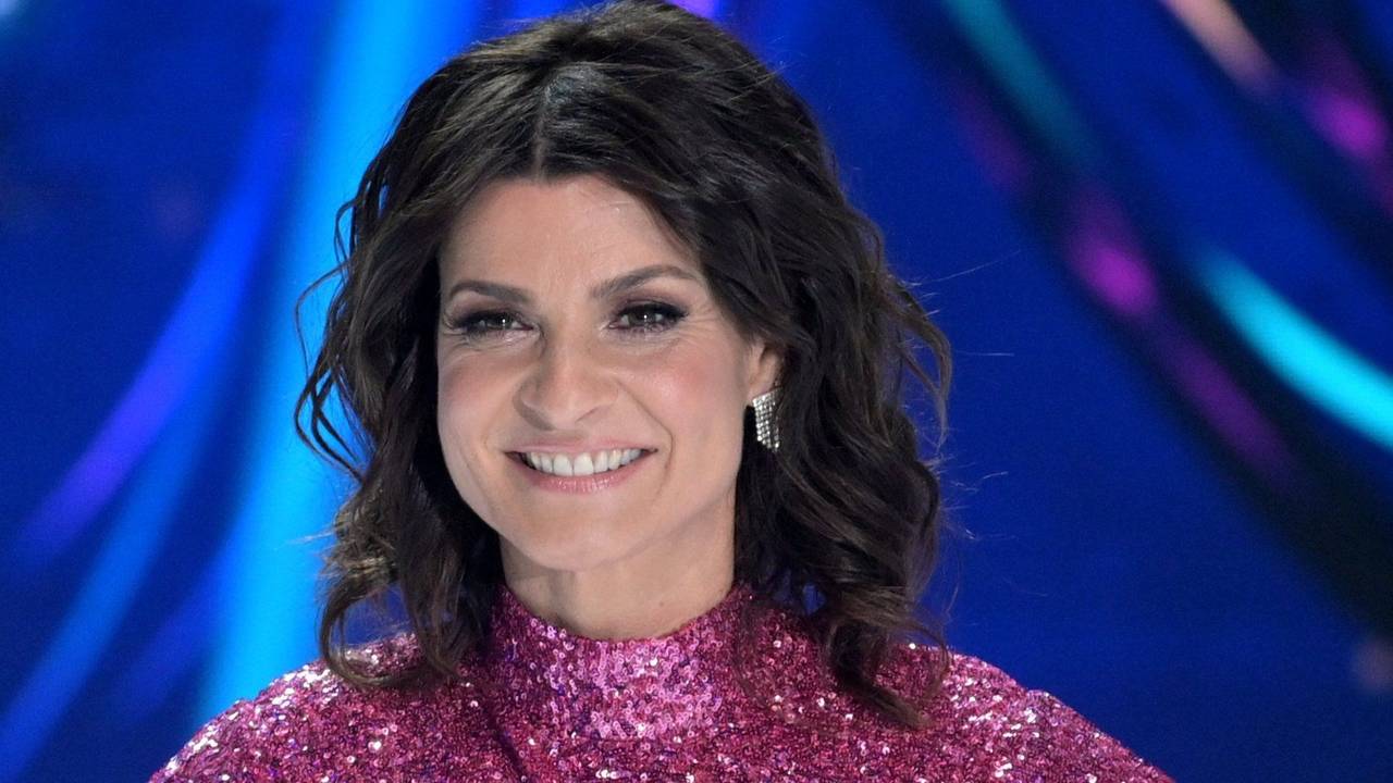 Die Moderatorin Marlene Lufen steht bei einem Fototermin zur Sat.1 Fernsehshow "Dancing on Ice" im Studio auf einer Eisfläche.