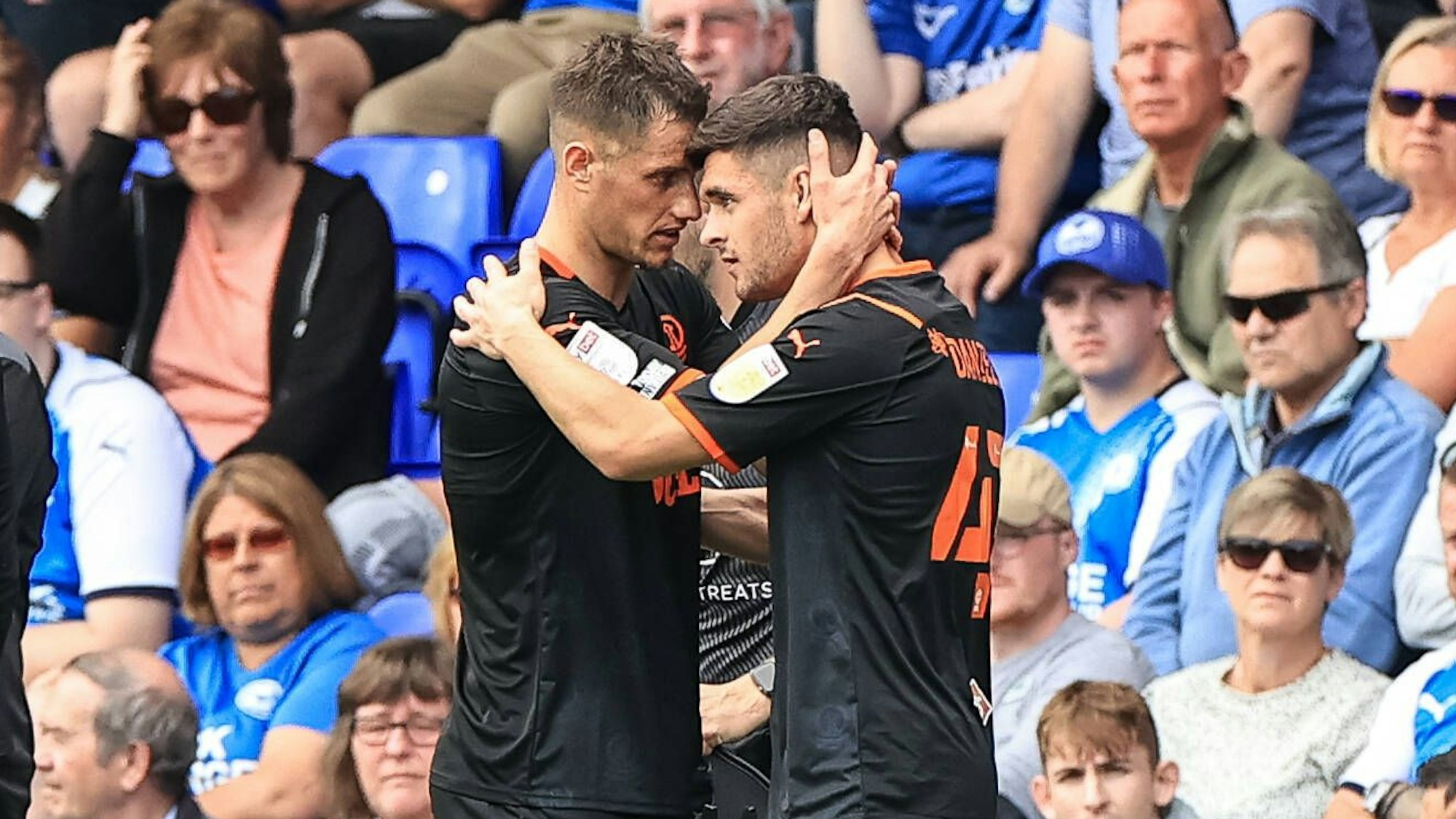 Jake Daniels (rechts) beim Spiel seines FC Blackpool an der Seite seines Mitspielers Jerry Yates am 7. Mai 2022 im Spiel gegen Peterborough.