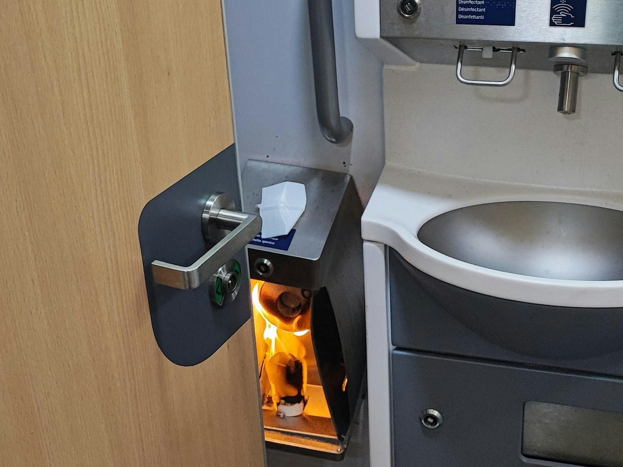 Im ICE von Köln nach Berlin wurde ein Abfalleimer in Brand gesteckt.