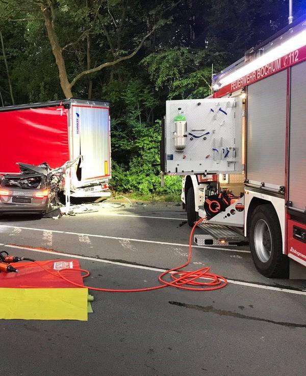 Ein Auto klemmt nach einem Verkehrsunfall unter einem LKW. Ein Autofahrer ist in Bochum mit seinem Wagen gegen einen Lastwagen gefahren, dabei ist ein Mensch ums Leben gekommen.