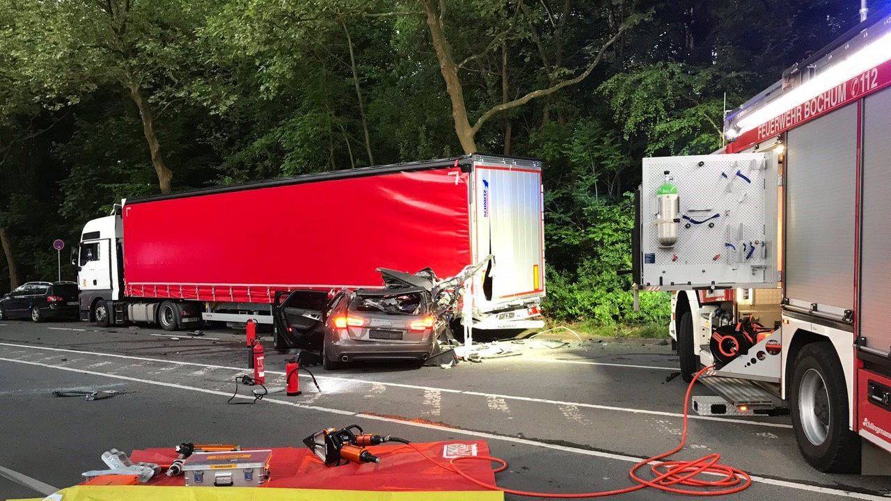 Ein Auto klemmt nach einem Verkehrsunfall unter einem LKW. Ein Autofahrer ist in Bochum mit seinem Wagen gegen einen Lastwagen gefahren, dabei ist ein Mensch ums Leben gekommen.