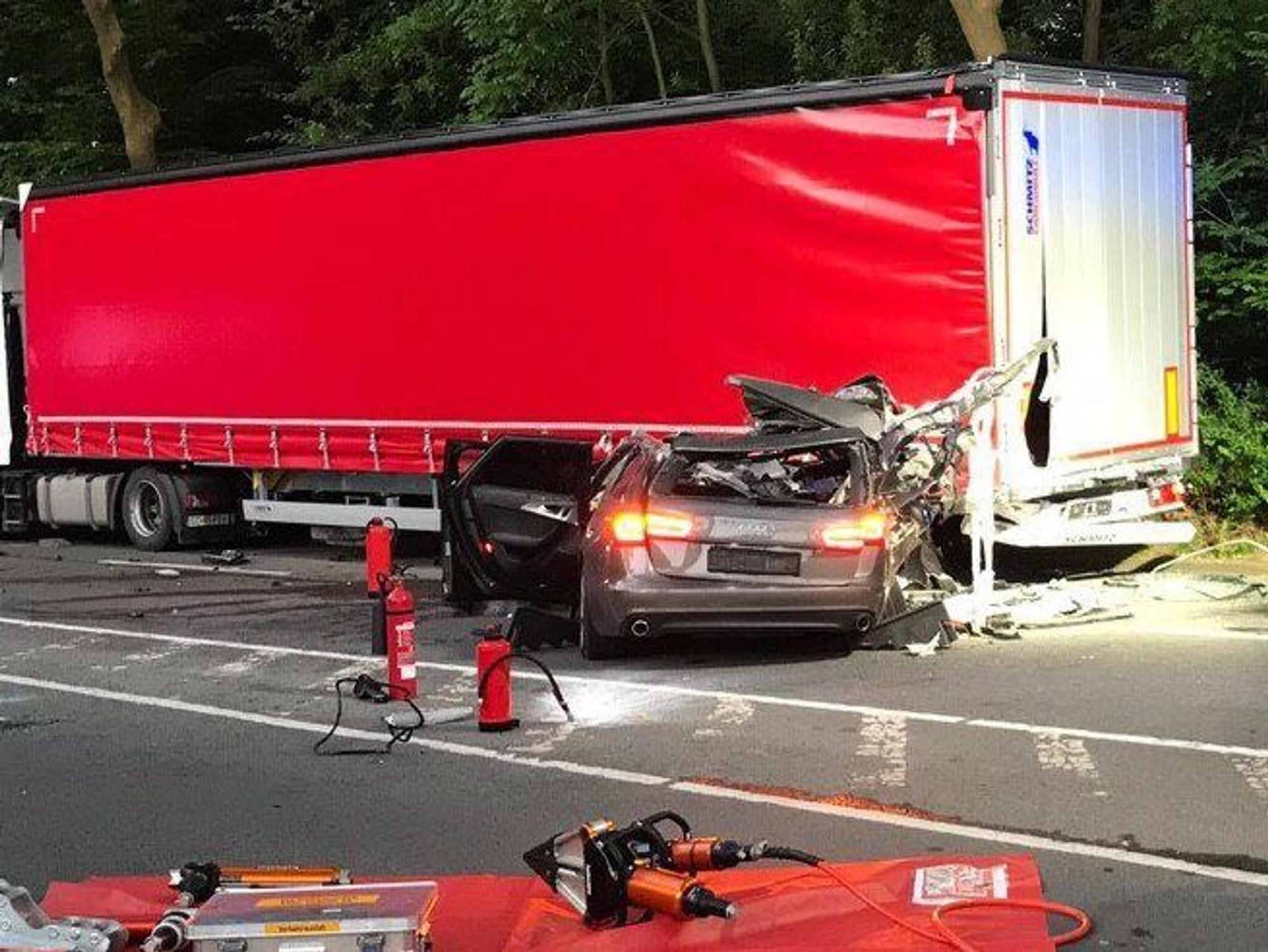 Ein Auto klemmt nach einem Verkehrsunfall unter einem LKW. Ein Autofahrer ist in Bochum mit seinem Wagen gegen einen Lastwagen gefahren, dabei ist ein Mensch ums Leben gekommen.