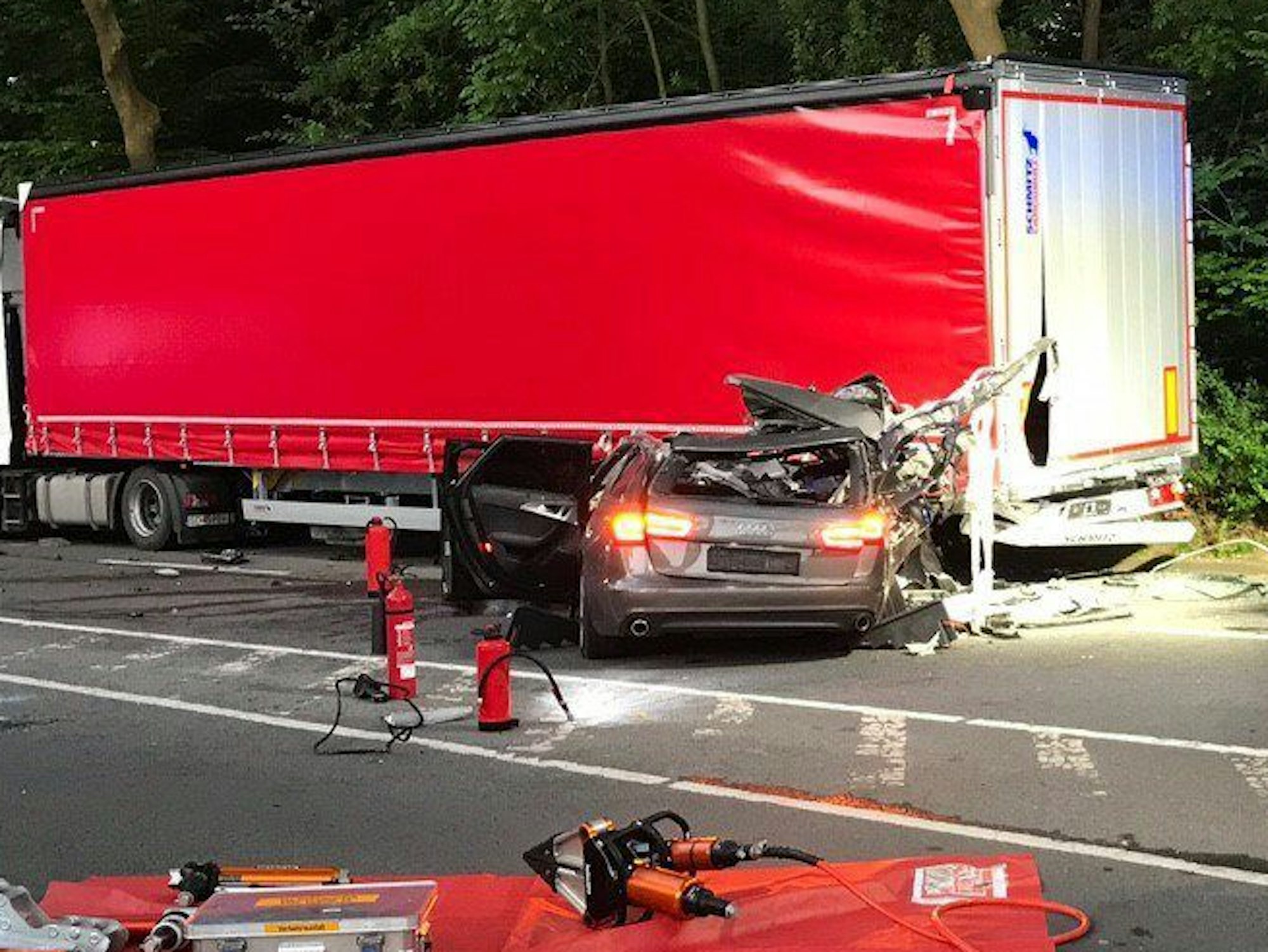 Ein Auto klemmt nach einem Verkehrsunfall unter einem LKW. Ein Autofahrer ist in Bochum mit seinem Wagen gegen einen Lastwagen gefahren, dabei ist ein Mensch ums Leben gekommen.