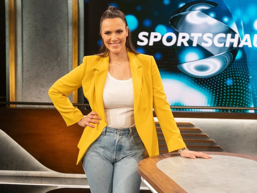 Esther Sedlaczek steht im Sportschau-Studio.