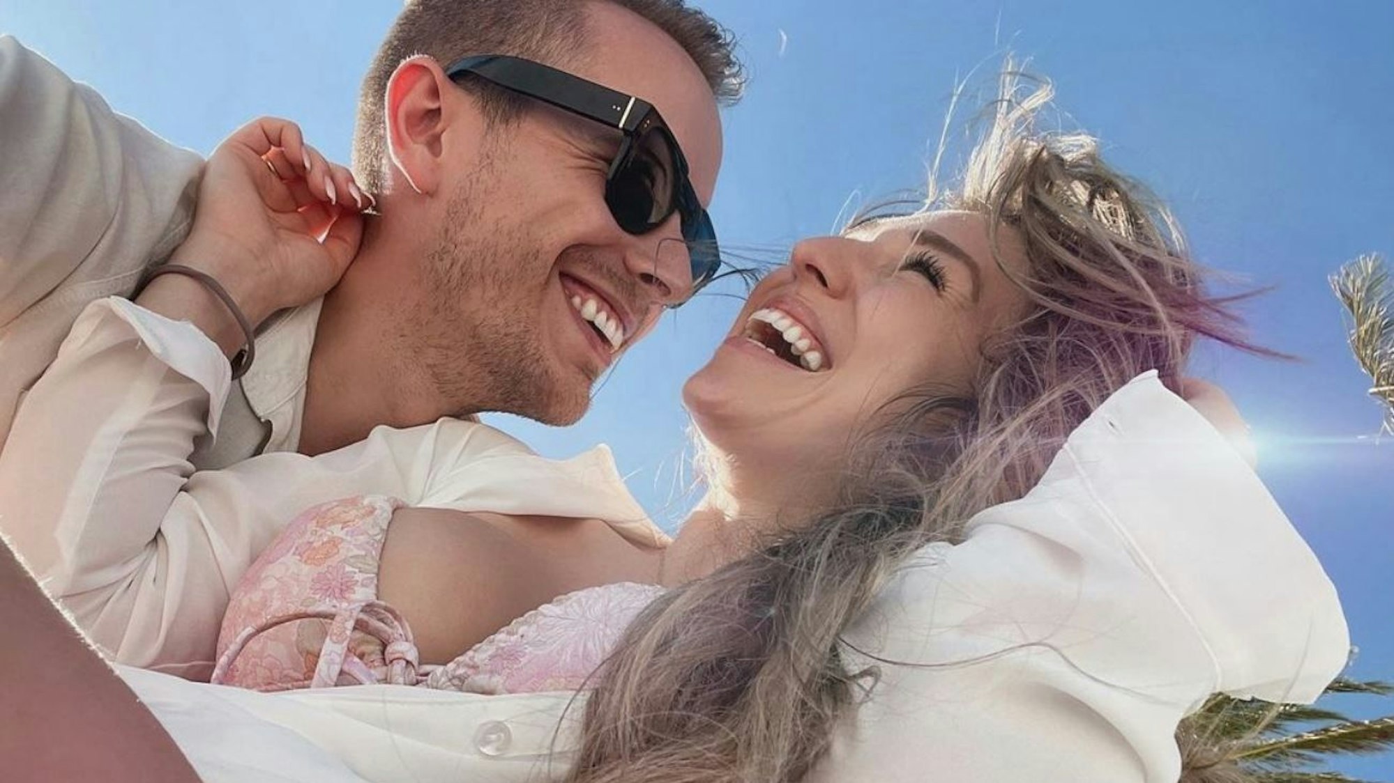 Fans sind in Sorge um die Beziehung von Bianca und Julian Claßen. Das Pärchenfoto postete Bibi, bekannt als „BibisBeautyPalace“, am 3. November 2021 auf ihrem Instagram-Kanal.