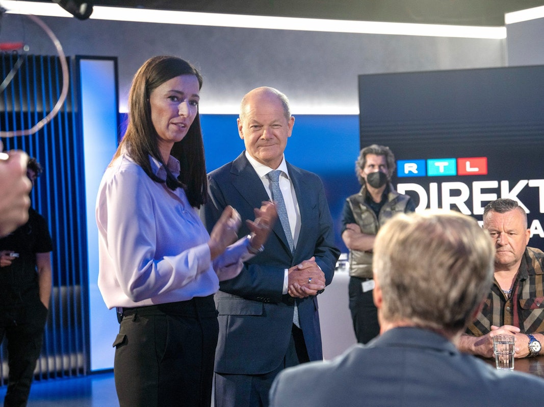 Moderatorin Pinar Atalay begrüßt Bundeskanzler Olaf Scholz (SPD) am Montag (17. Mai) bei „RTL Direkt Spezial mit Olaf Scholz - Kann der Kanzler Krise?“