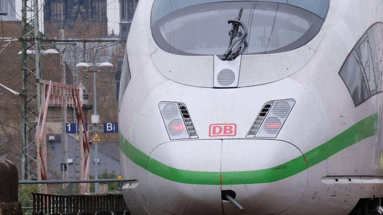 Ein weiß-grüner ICE am 16. April 2021 vor dem Kölner Dom.