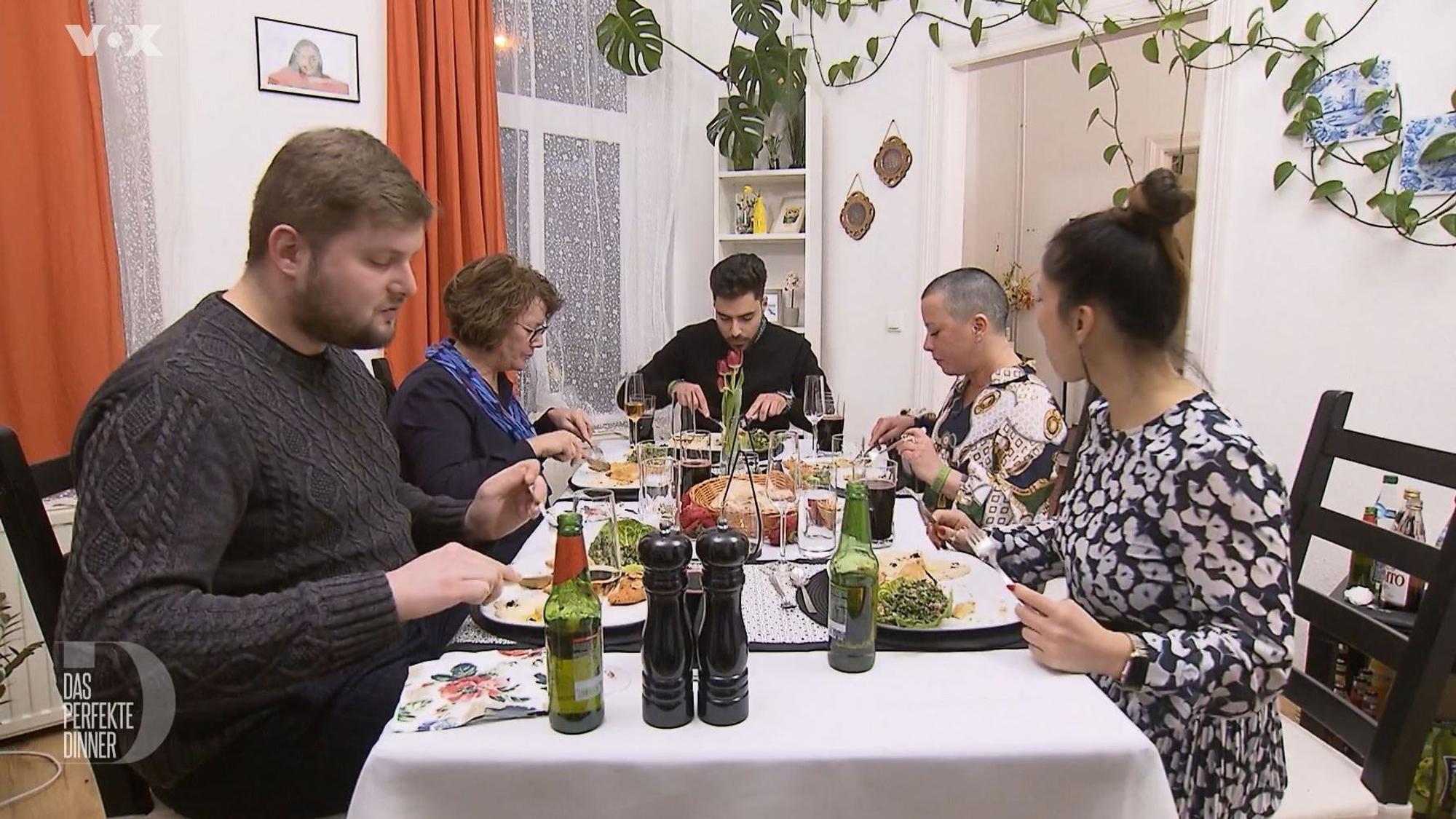 „Hältst du dich wegen uns zurück?“ Mouaz' Gäste wollen mehr Gewürze beim Perfekten Dinner.