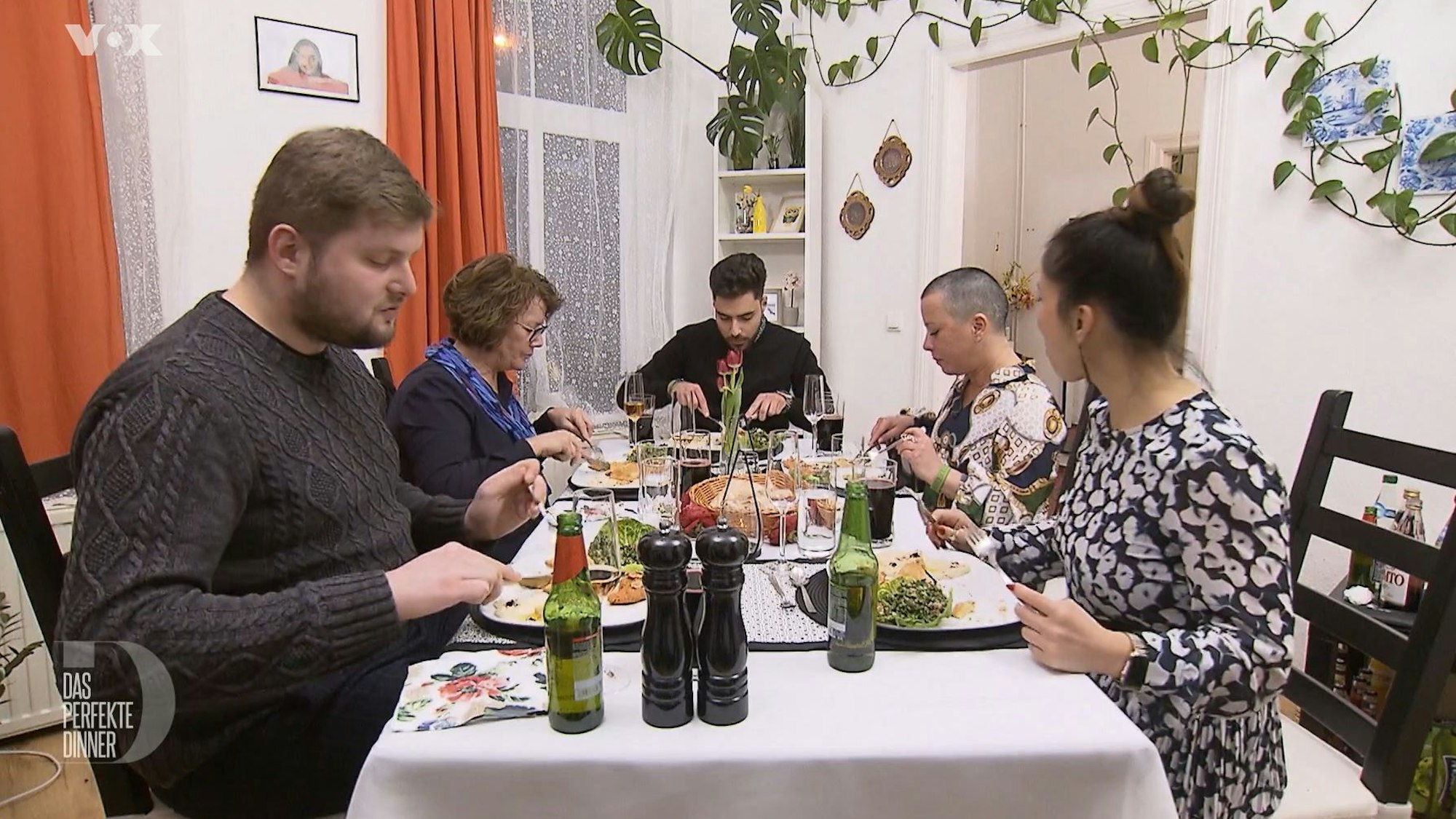 „Hältst du dich wegen uns zurück?“ Mouaz' Gäste wollen mehr Gewürze beim Perfekten Dinner.
