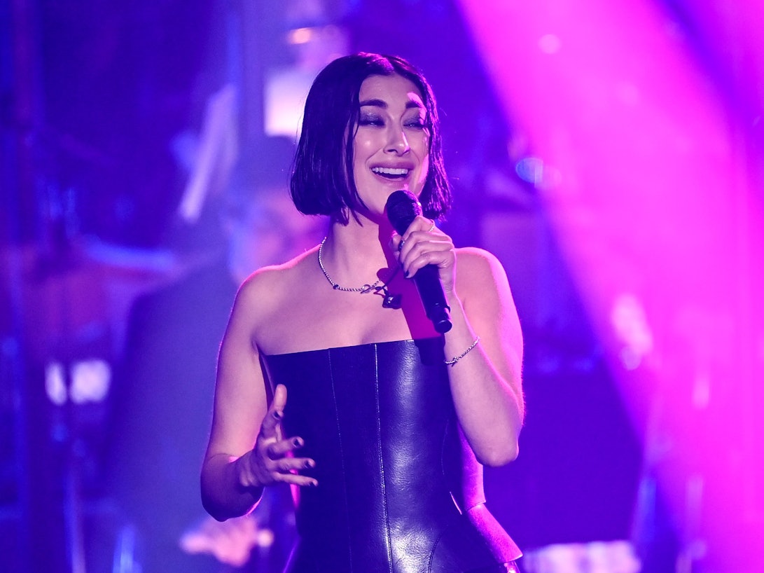 Sängerin Elif steht beim Finale der Castingshow "The Voice of Germany 2021" auf der Bühne.