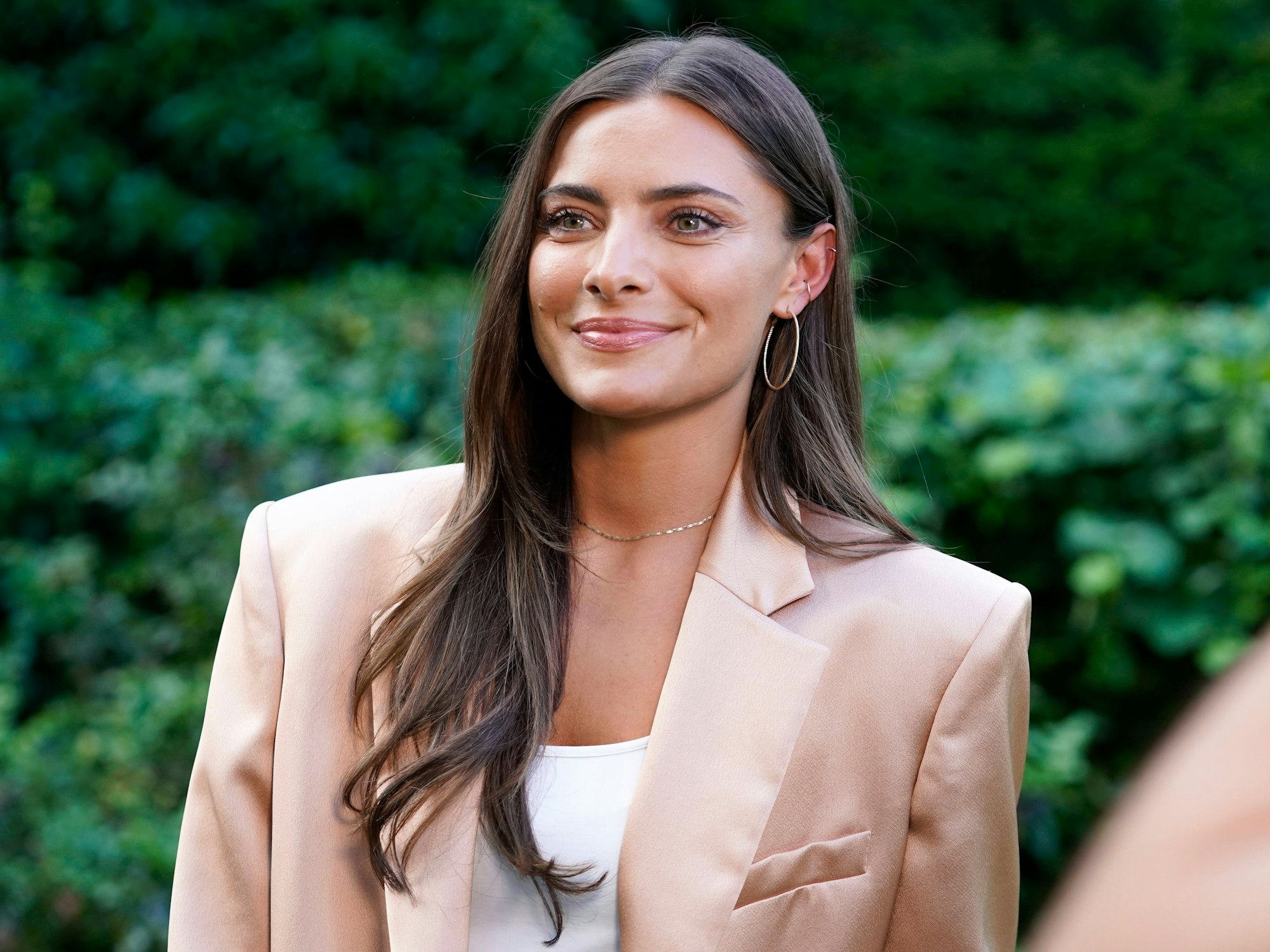 Sophia Thomalla, hier im Juni 2021, überrascht mit einem neuen Accessoire.