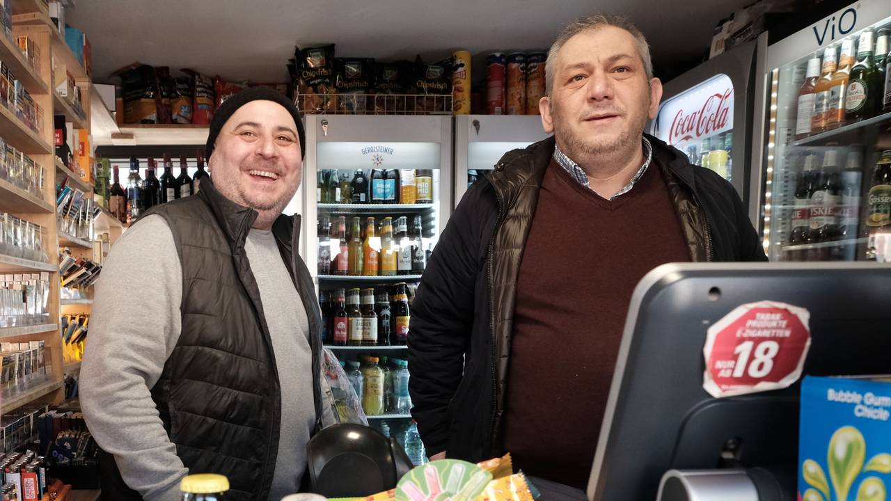 Die Brüder Kenan (li) und Affan Genel in ihrem Büdchen auf dem Lenauplatz.