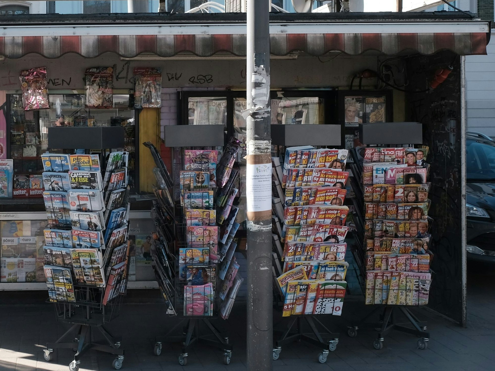 Zeitungsständer vor dem Büdchen auf dem Lenauplatz.