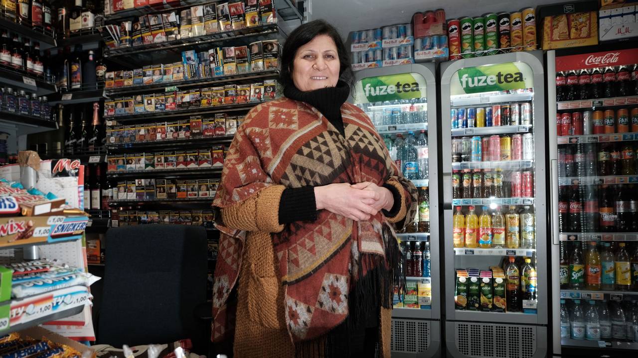 Zeliha Tilki steht in ihrem Büdchen.