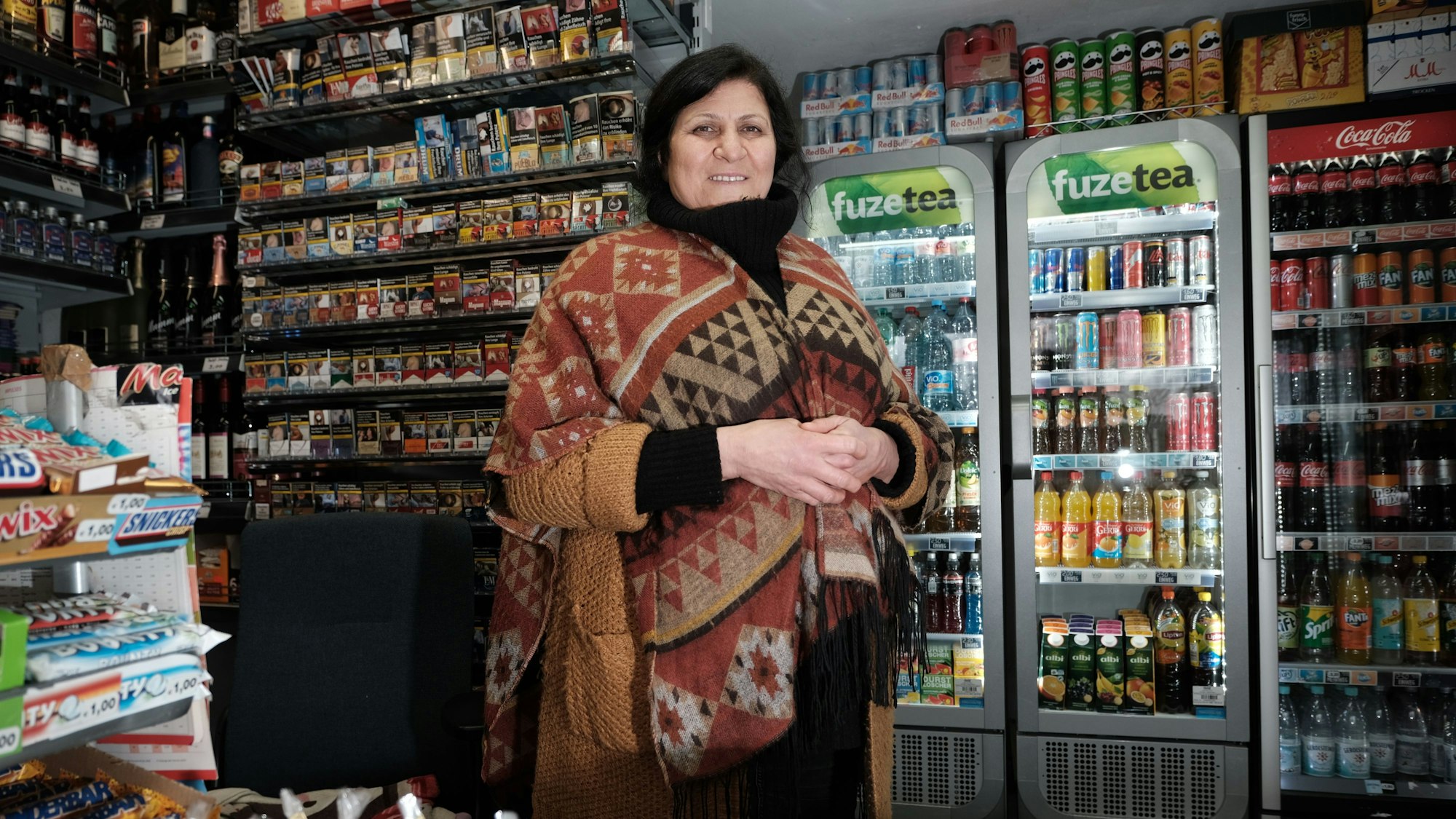 Zeliha Tilki steht in ihrem Büdchen.