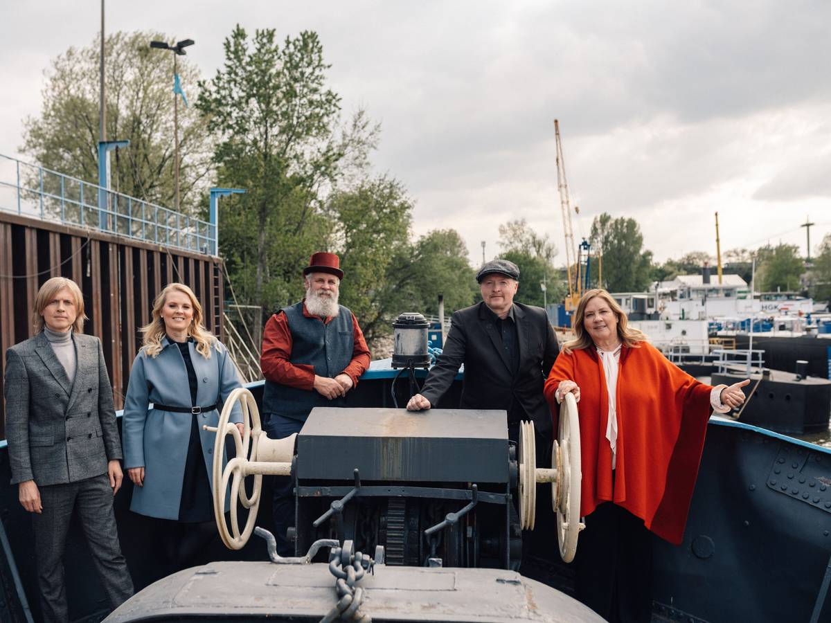 John, Patricia, Paul, Joey und Kathy Kelly, Mitglieder der Kelly Family, stehen auf ihrem Hausboot.