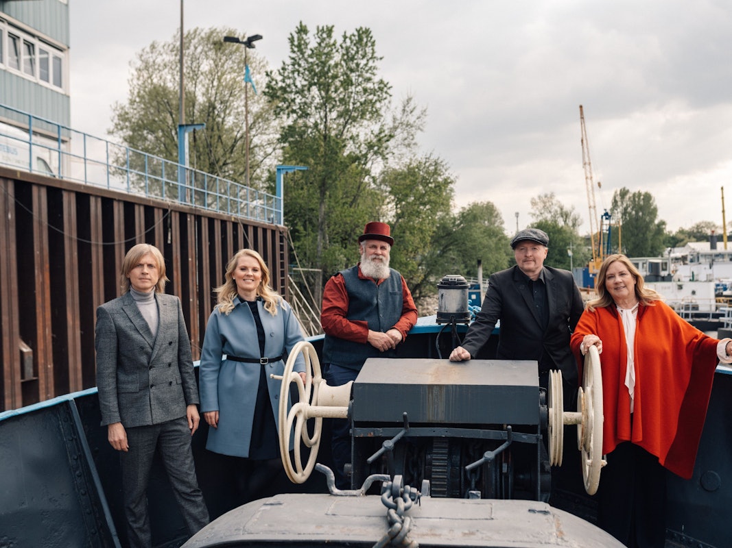 John, Patricia, Paul, Joey und Kathy Kelly, Mitglieder der Kelly Family, stehen auf ihrem Hausboot.