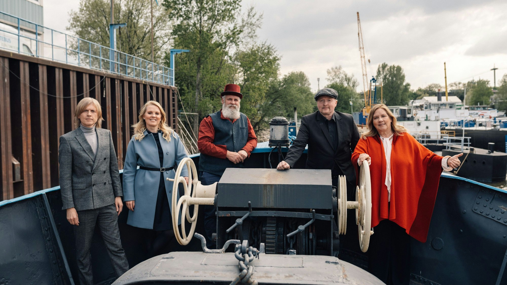 John, Patricia, Paul, Joey und Kathy Kelly, Mitglieder der Kelly Family, stehen auf ihrem Hausboot.
