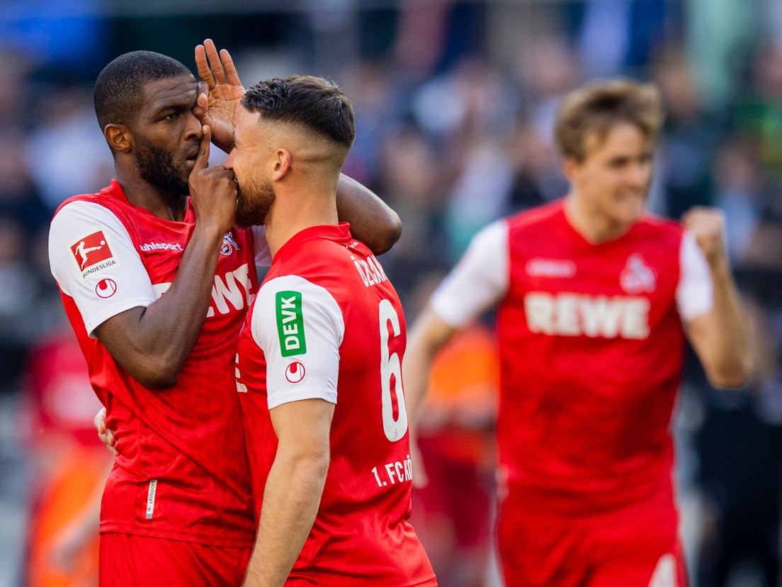 Anthony Modeste und Salih Özcan jubeln für den 1. FC Köln gegen Borussia Mönchengladbach.