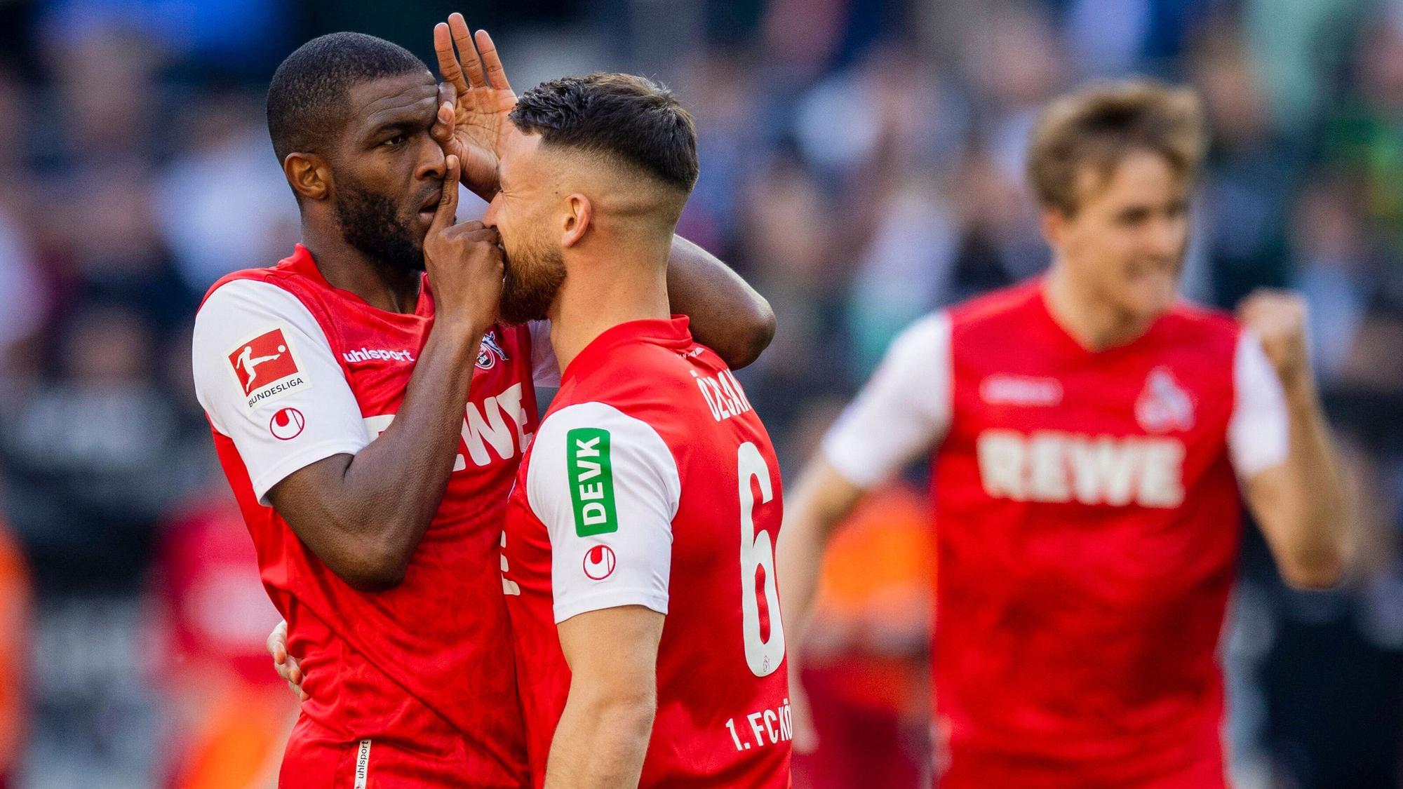 Anthony Modeste und Salih Özcan jubeln für den 1. FC Köln gegen Borussia Mönchengladbach.