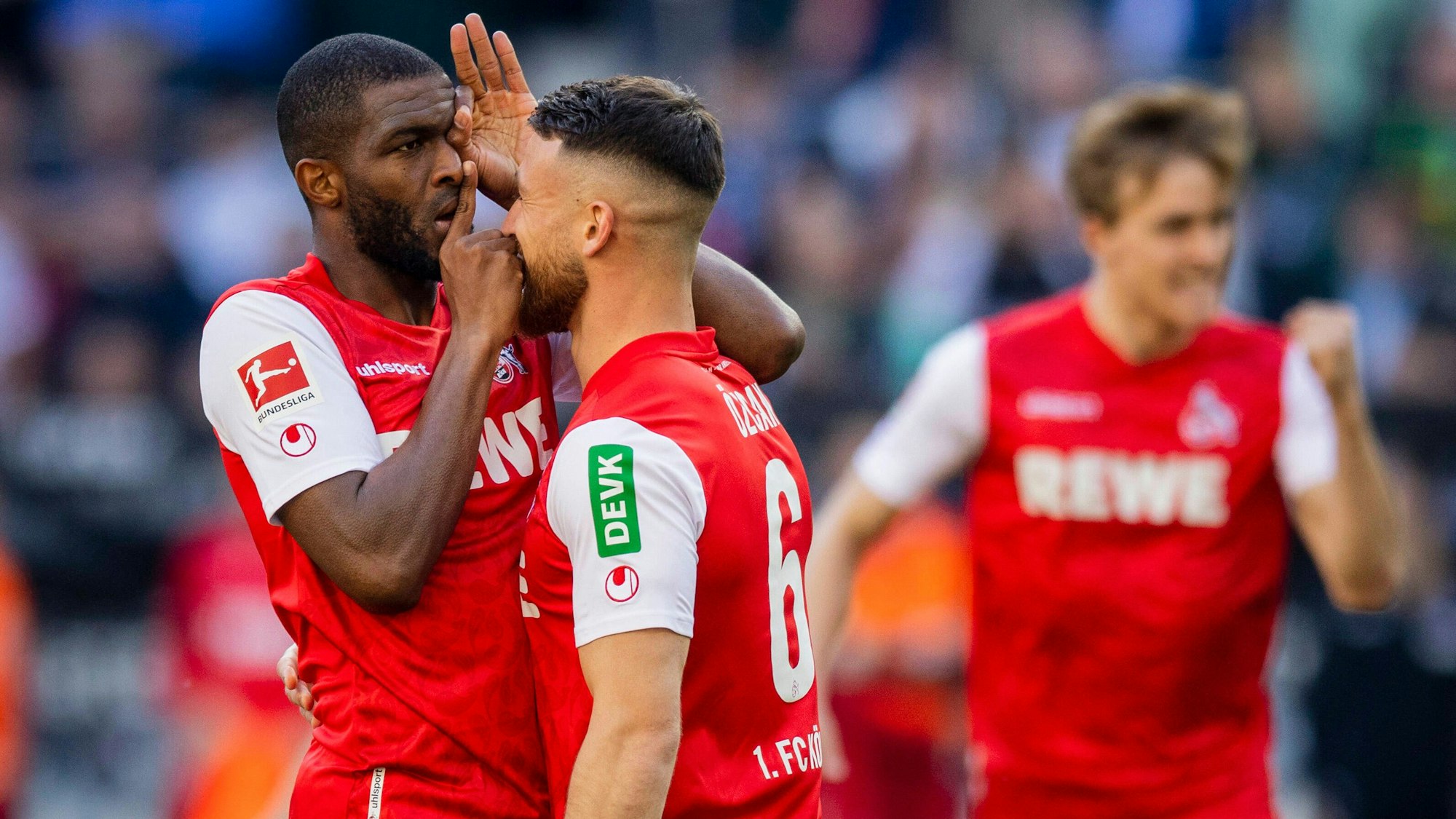 Anthony Modeste und Salih Özcan jubeln für den 1. FC Köln gegen Borussia Mönchengladbach.