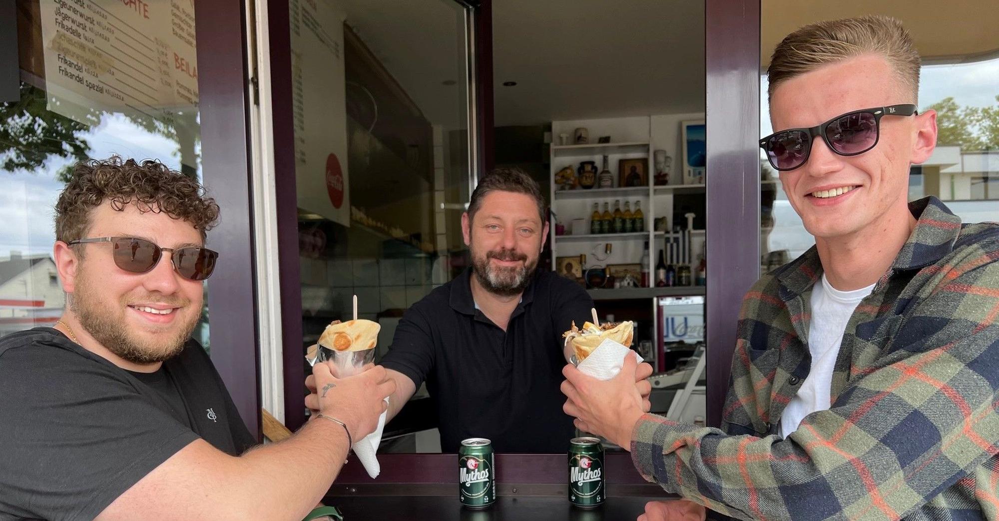 Oz' (l.) und J.P (r.) mit Imbiss-Wirt Gianni am 13. Mai 2022 an der Imbissbude Meteora in bergisch Gladbach.
