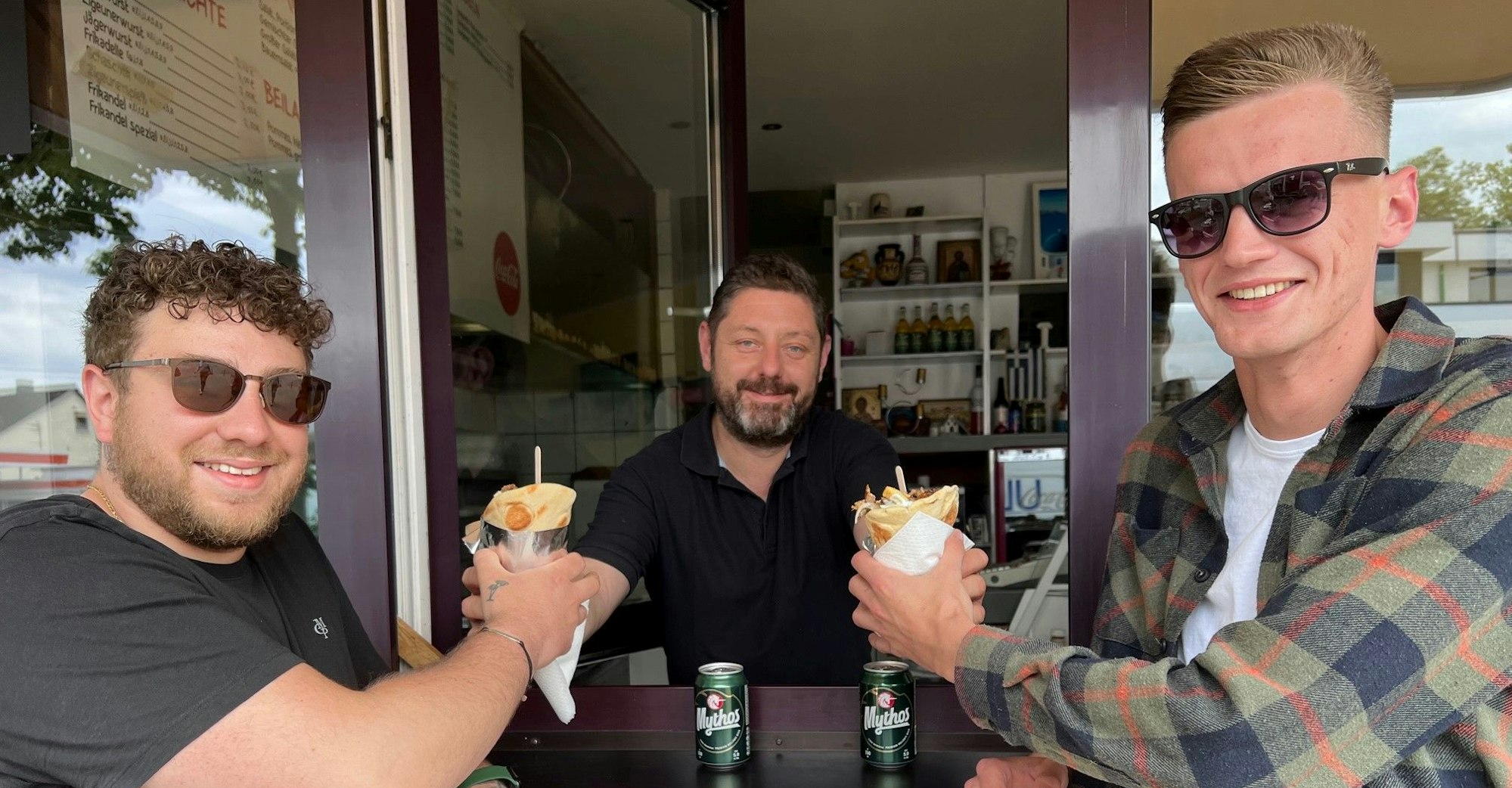 Oz' (l.) und J.P (r.) mit Imbiss-Wirt Gianni am 13. Mai 2022 an der Imbissbude Meteora in bergisch Gladbach.