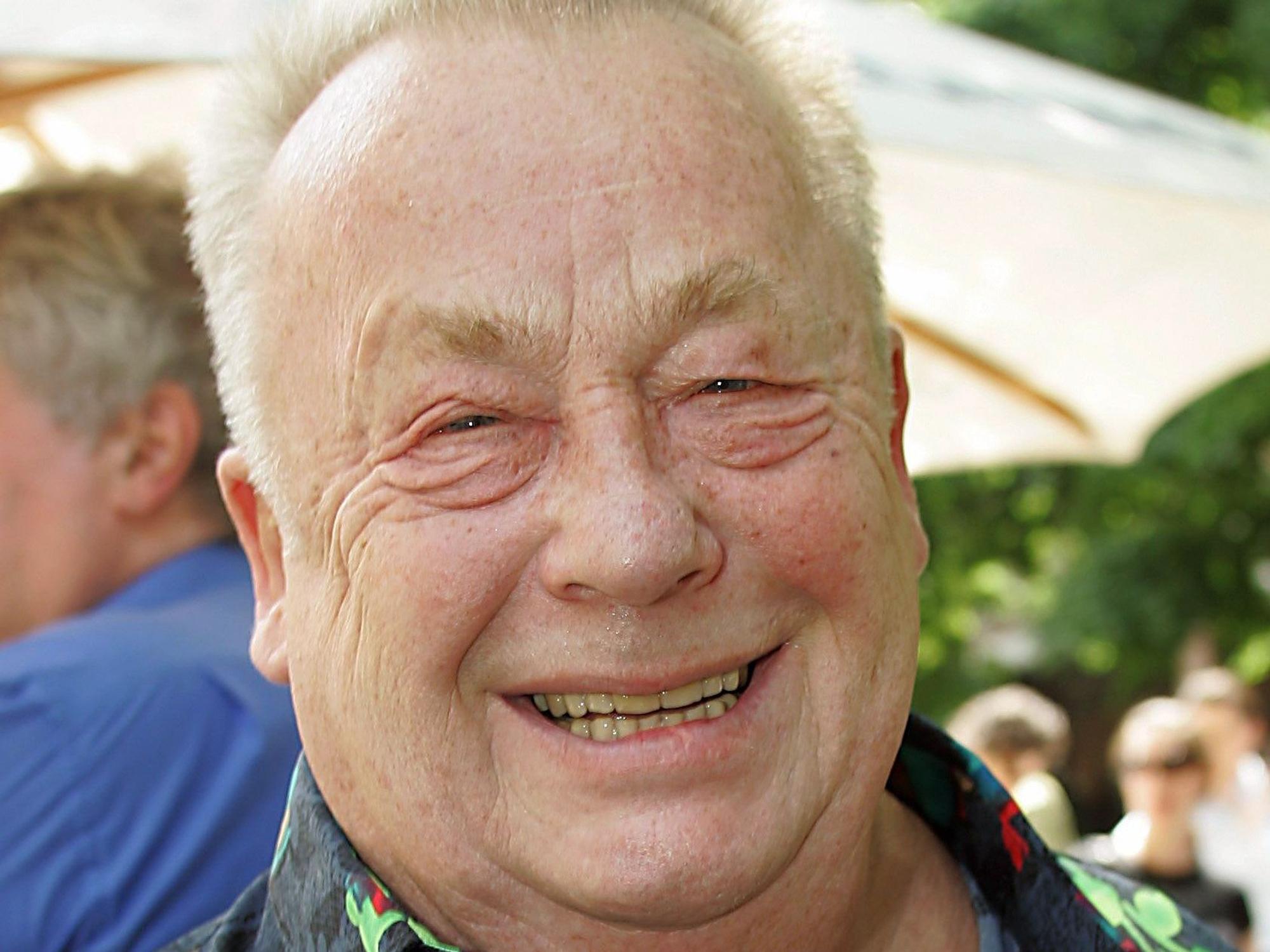 Rainer Basedow lacht beim ZDF-Empfang im Cafe Atlas in München im Juni 2005.