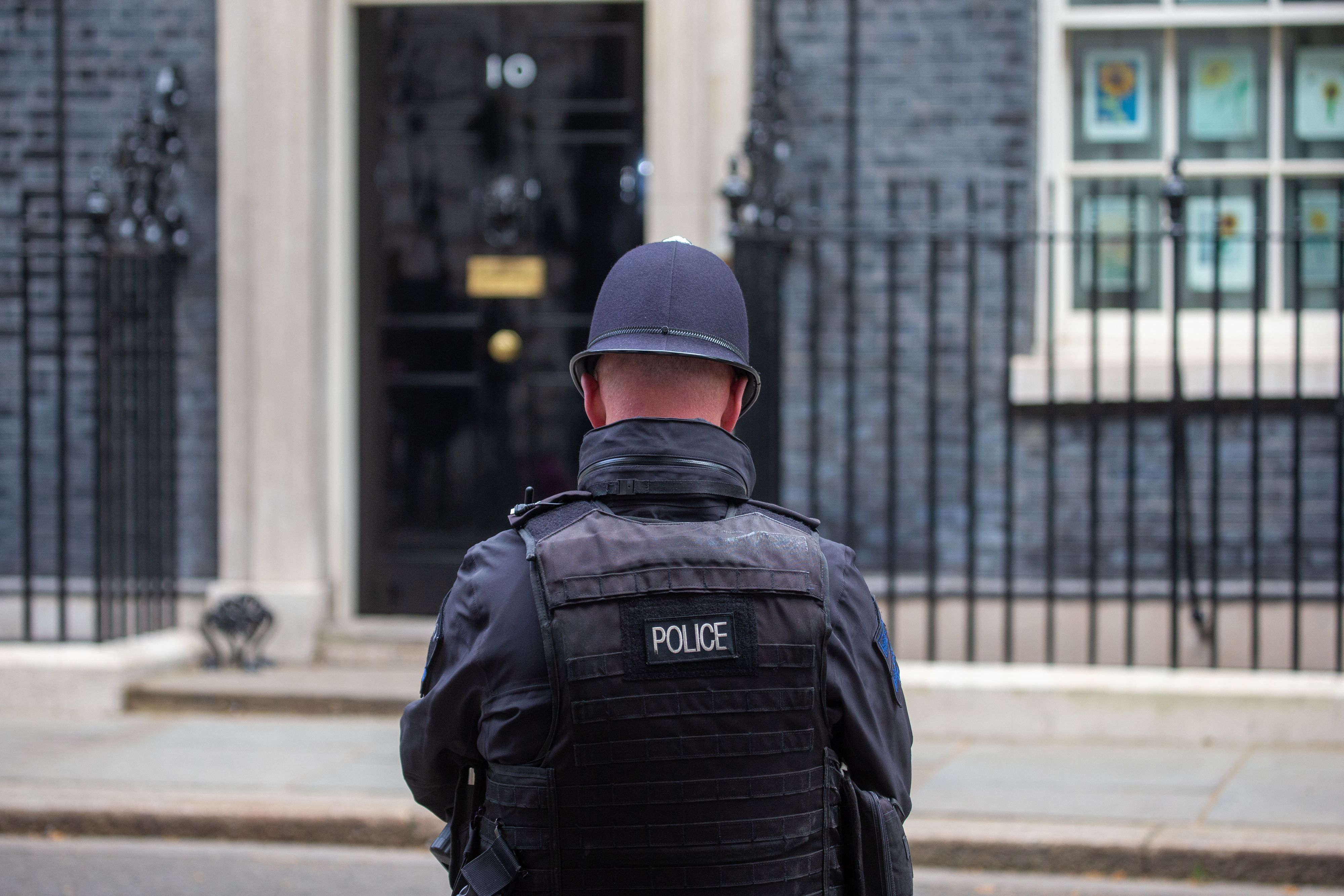 Ein britischer Polizeibeamter steht am 19. April 2022 vor der Downing Street 10 in England.