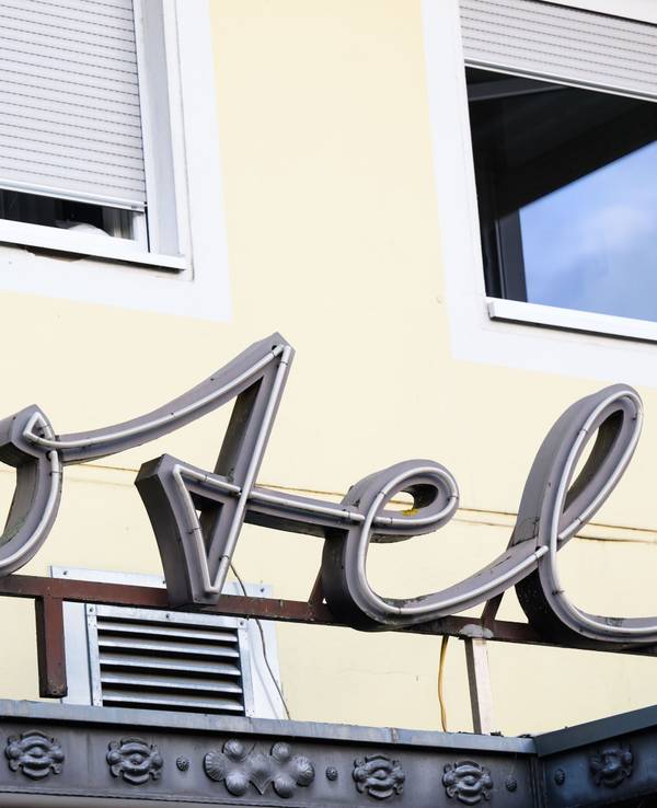 Ein Schriftzug hängt am Eingang eines Hotels in der Region Hannover.