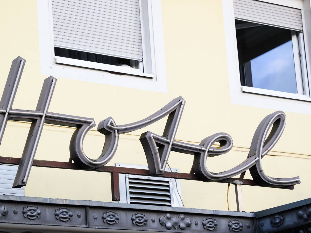 Ein Schriftzug hängt am Eingang eines Hotels in der Region Hannover.