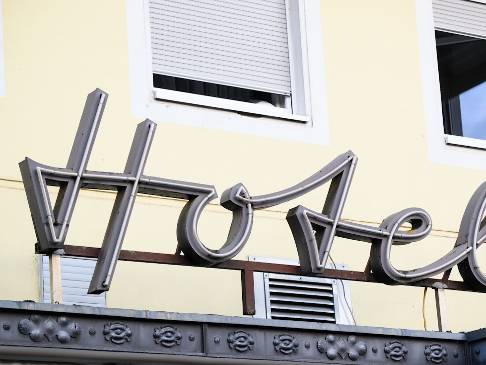 Ein Schriftzug hängt am Eingang eines Hotels in der Region Hannover.