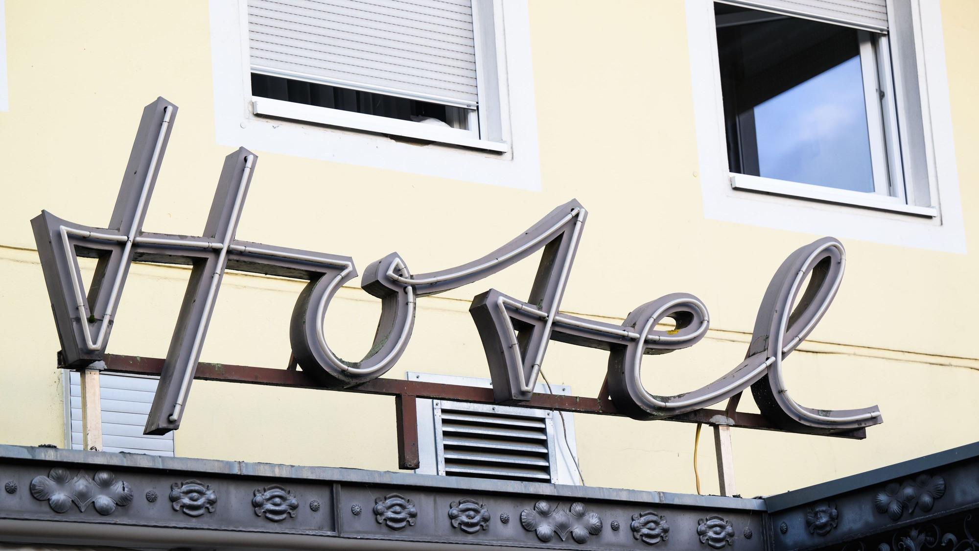 Ein Schriftzug hängt am Eingang eines Hotels in der Region Hannover.