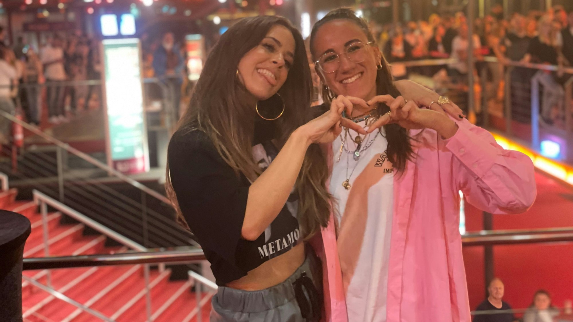 Vanessa Mai posiert für ein Foto mit einem Fan.