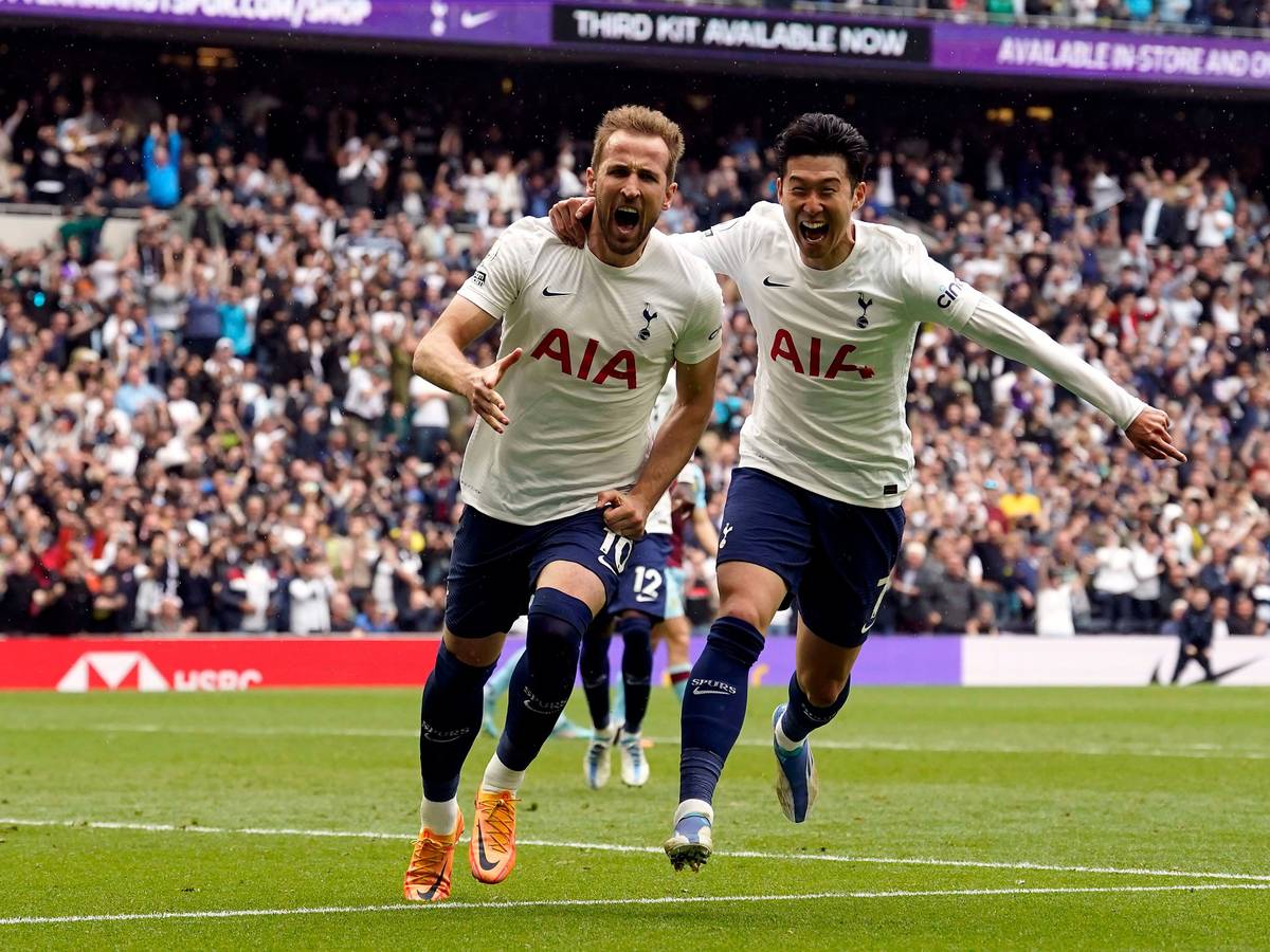Harry Kane jubelt mit Heung-min Son über seinen Treffer für Tottenham Hotspur.