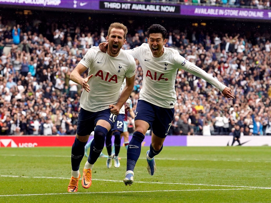 Harry Kane jubelt mit Heung-min Son über seinen Treffer für Tottenham Hotspur.