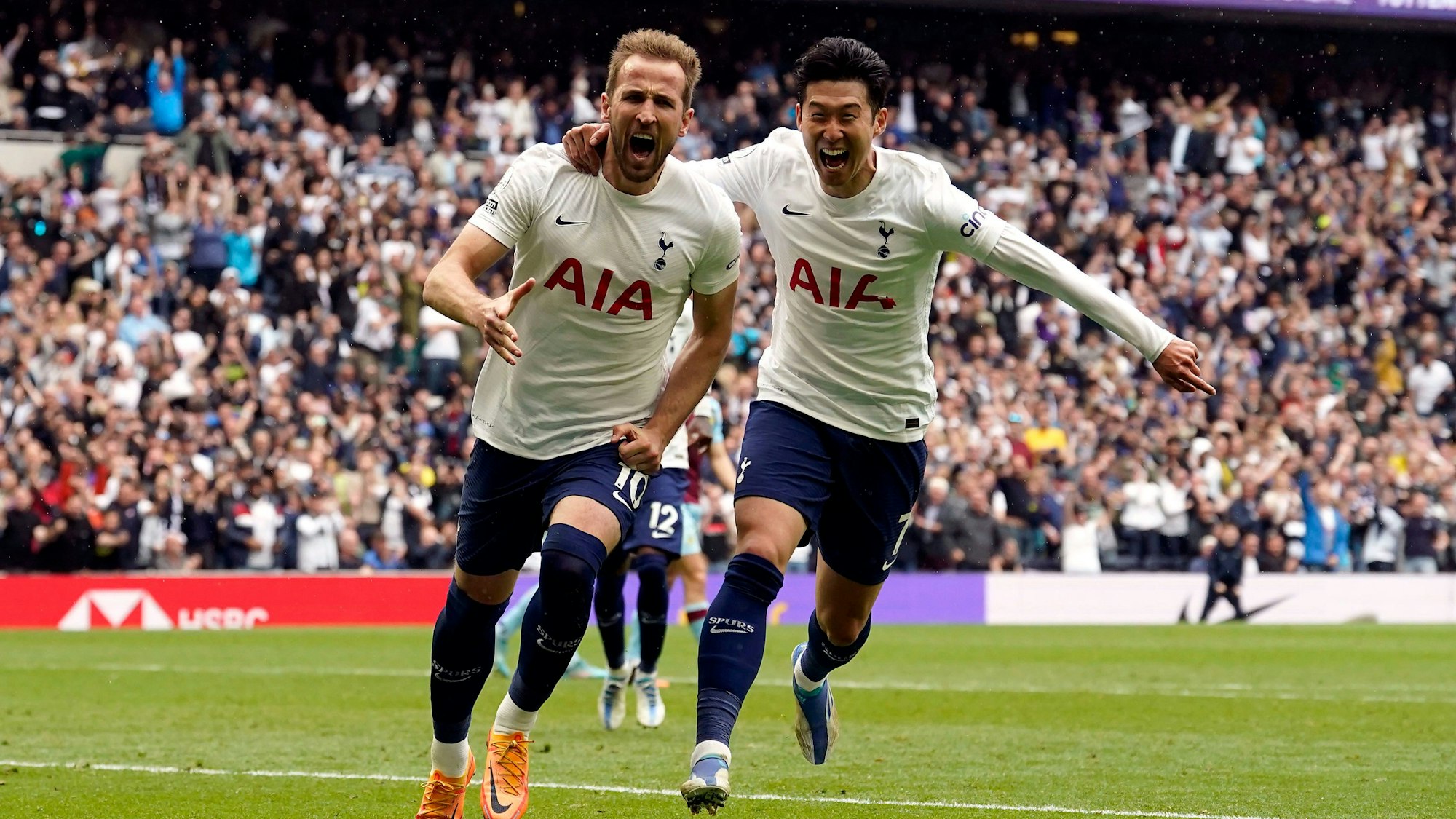 Harry Kane jubelt mit Heung-min Son über seinen Treffer für Tottenham Hotspur.