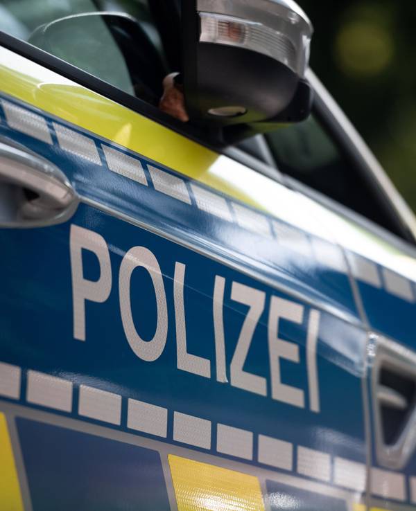 Die niederländische Polizei fand am Samstagmorgen, 4. Mai 2022, in einem Garten in Geelen (Niederlande) die Leiche eines Jungen. Das undatierte Symbolbild zeigt ein Polizeifahrzeug.