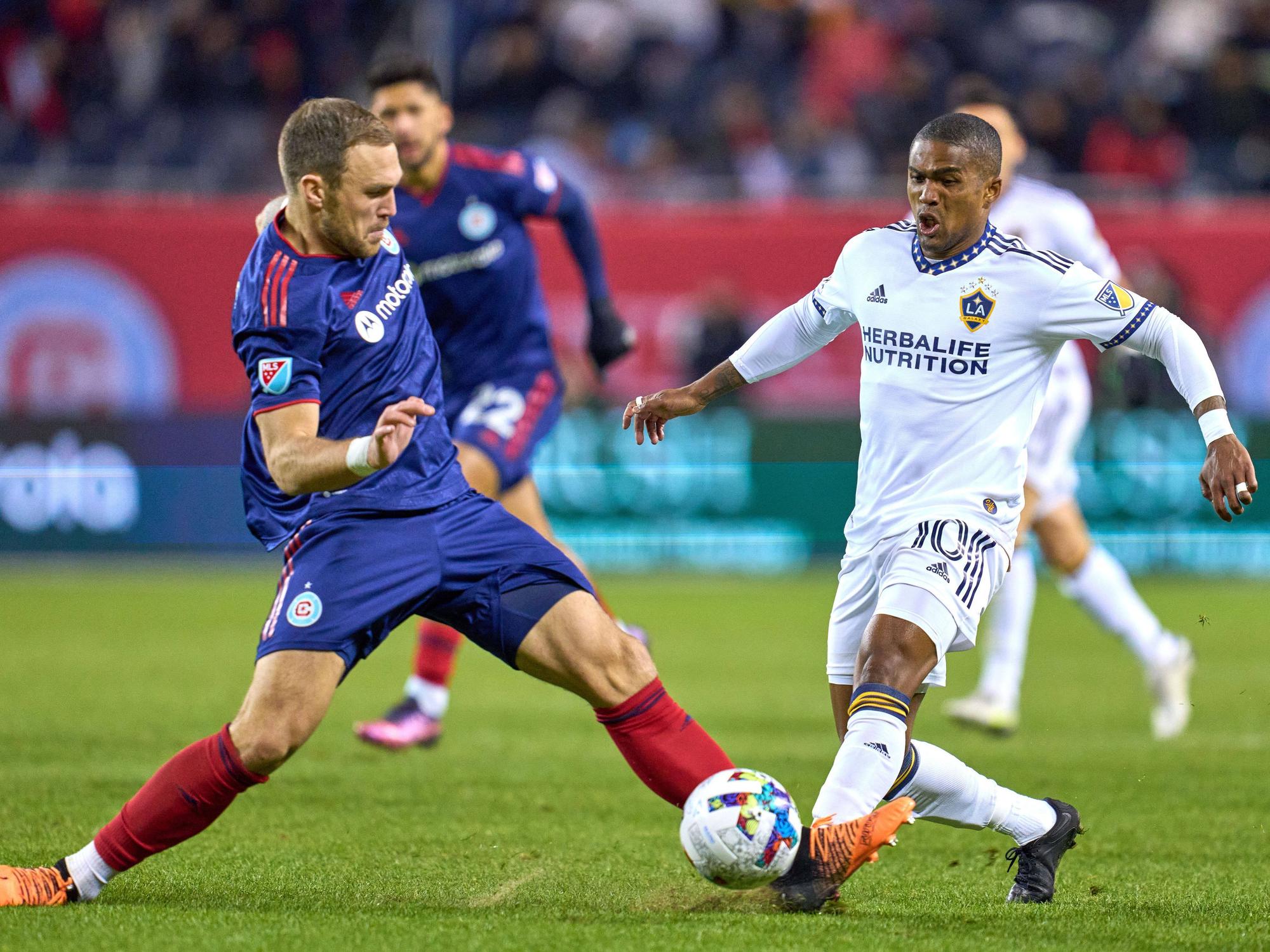 Rafael Czichos (l.) im Zweikampf mit Ex-Bayern-Star Douglas Costa, hier am 16. April im MLS-Spiel zwischen Chicago Fire und LA Galaxy.