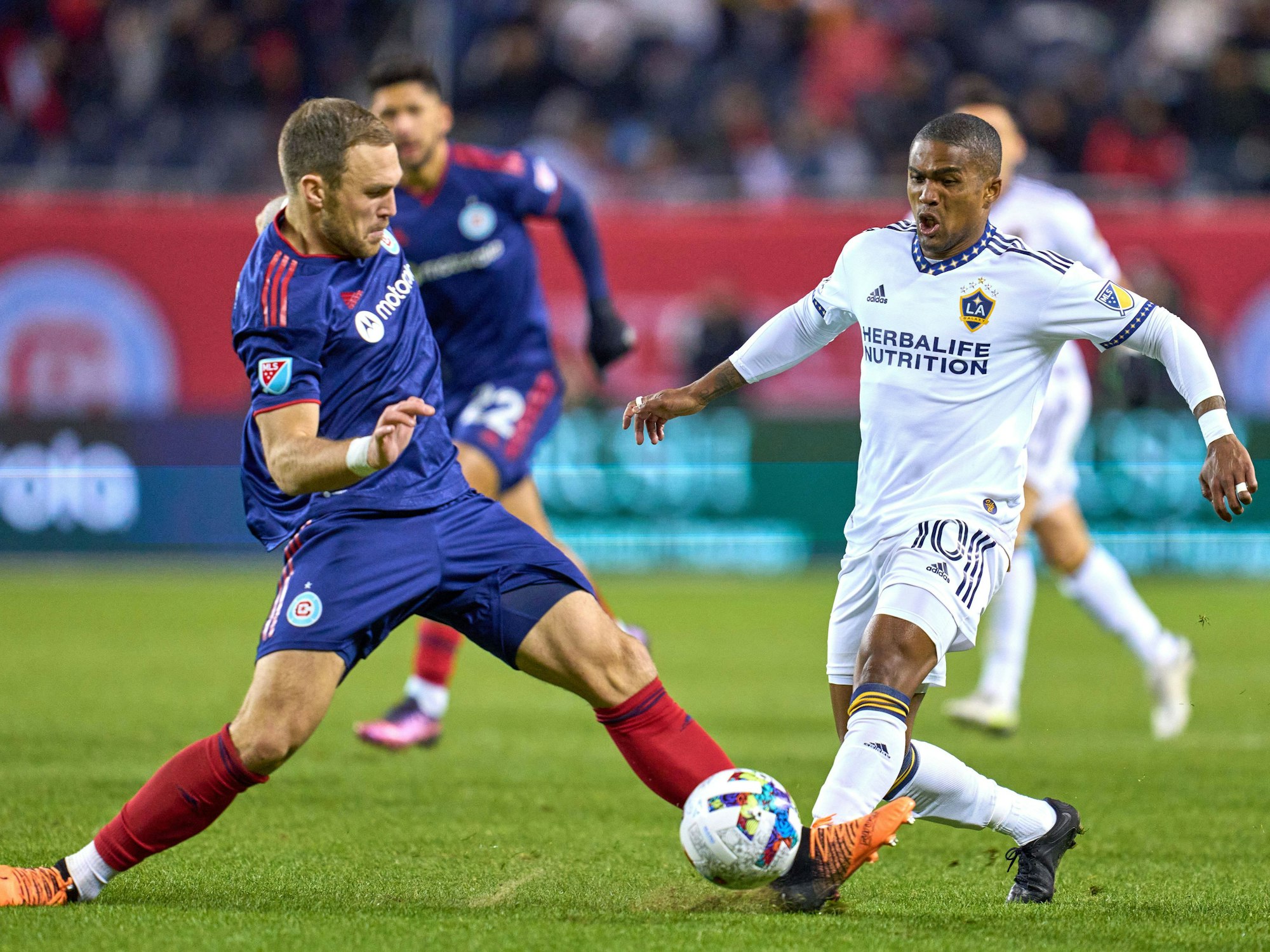 Rafael Czichos (l.) im Zweikampf mit Ex-Bayern-Star Douglas Costa, hier am 16. April im MLS-Spiel zwischen Chicago Fire und LA Galaxy.